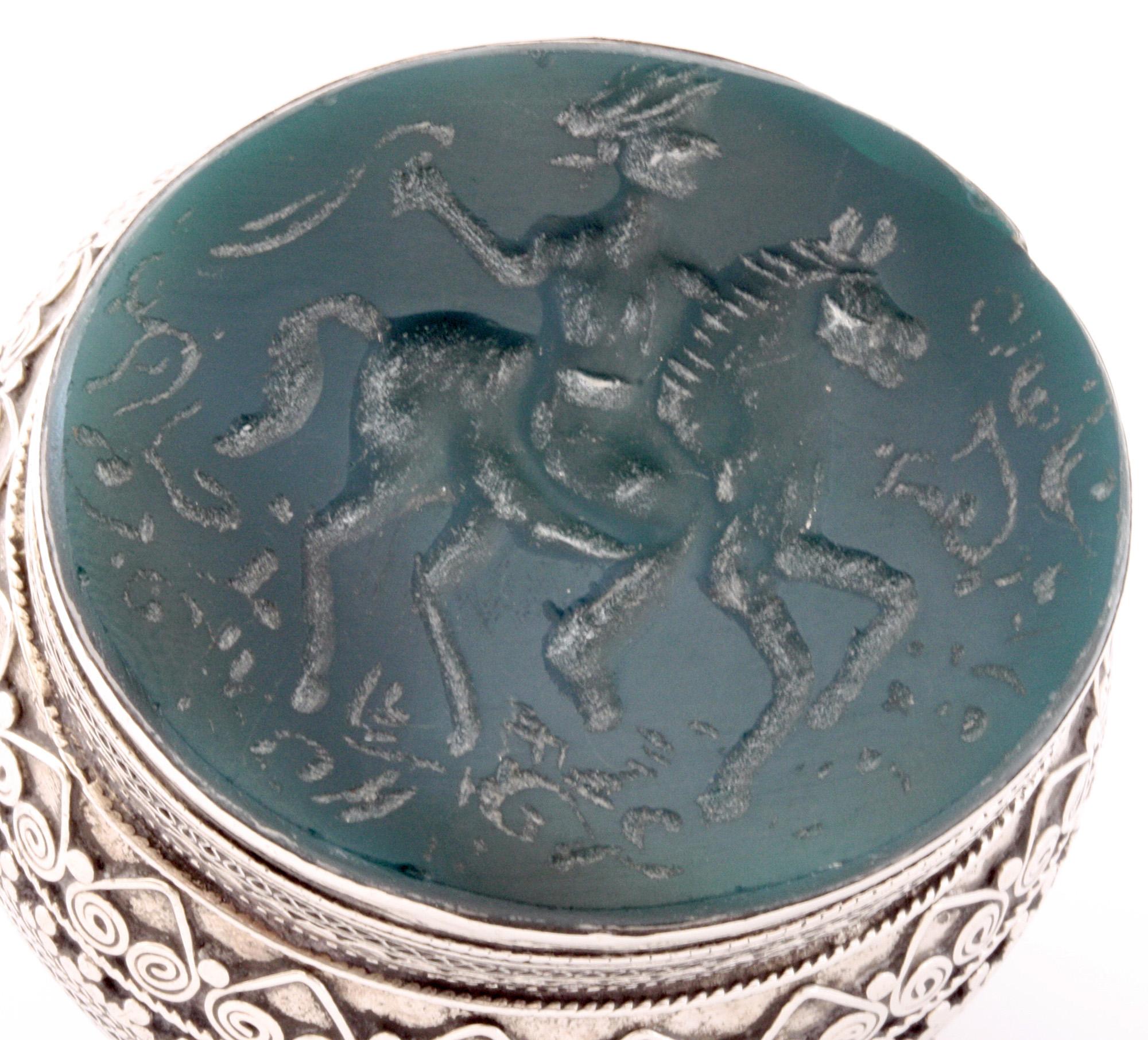 Großer antiker silberner Edelsteinbesetzter Intaglio-Siegelring aus dem Nahen Osten (Intarsie) im Angebot