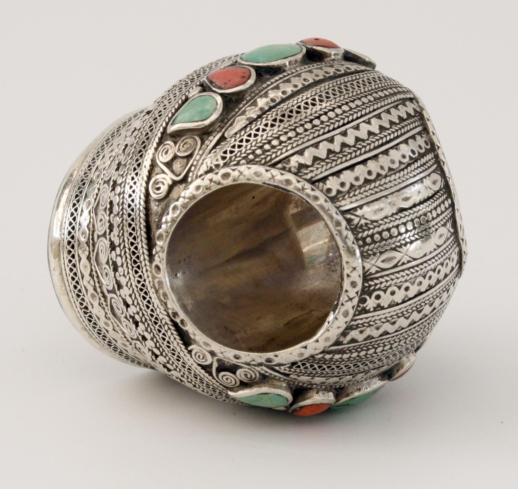 Middle Eastern Large Antique Silver Gem Set Intaglio Seal Ring In Good Condition For Sale In Bishop's Stortford, Hertfordshire