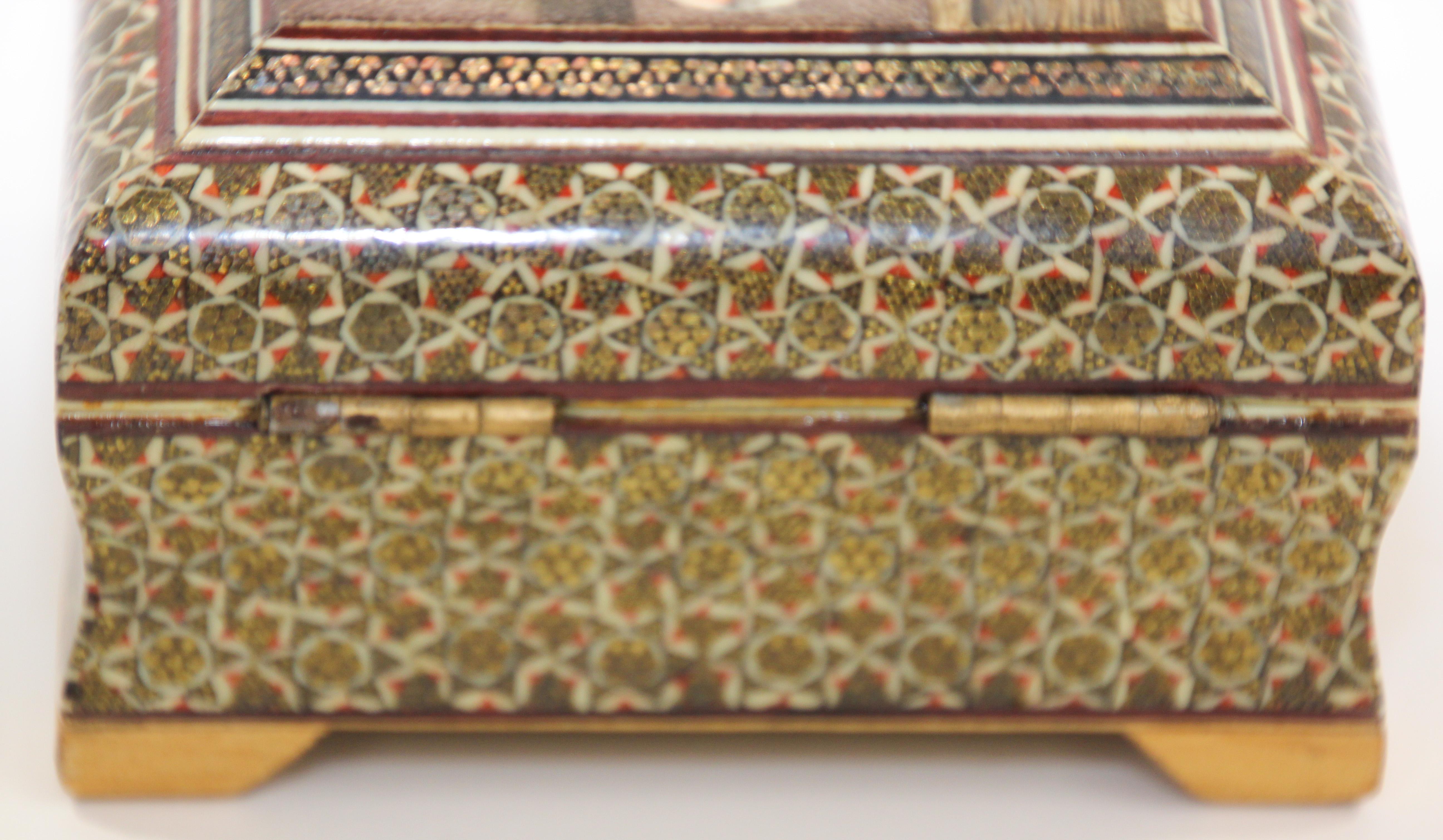 Handgefertigte Mikro-Mosaik-Kasten aus dem Nahen Osten Mikro Mosaik (Obstholz) im Angebot