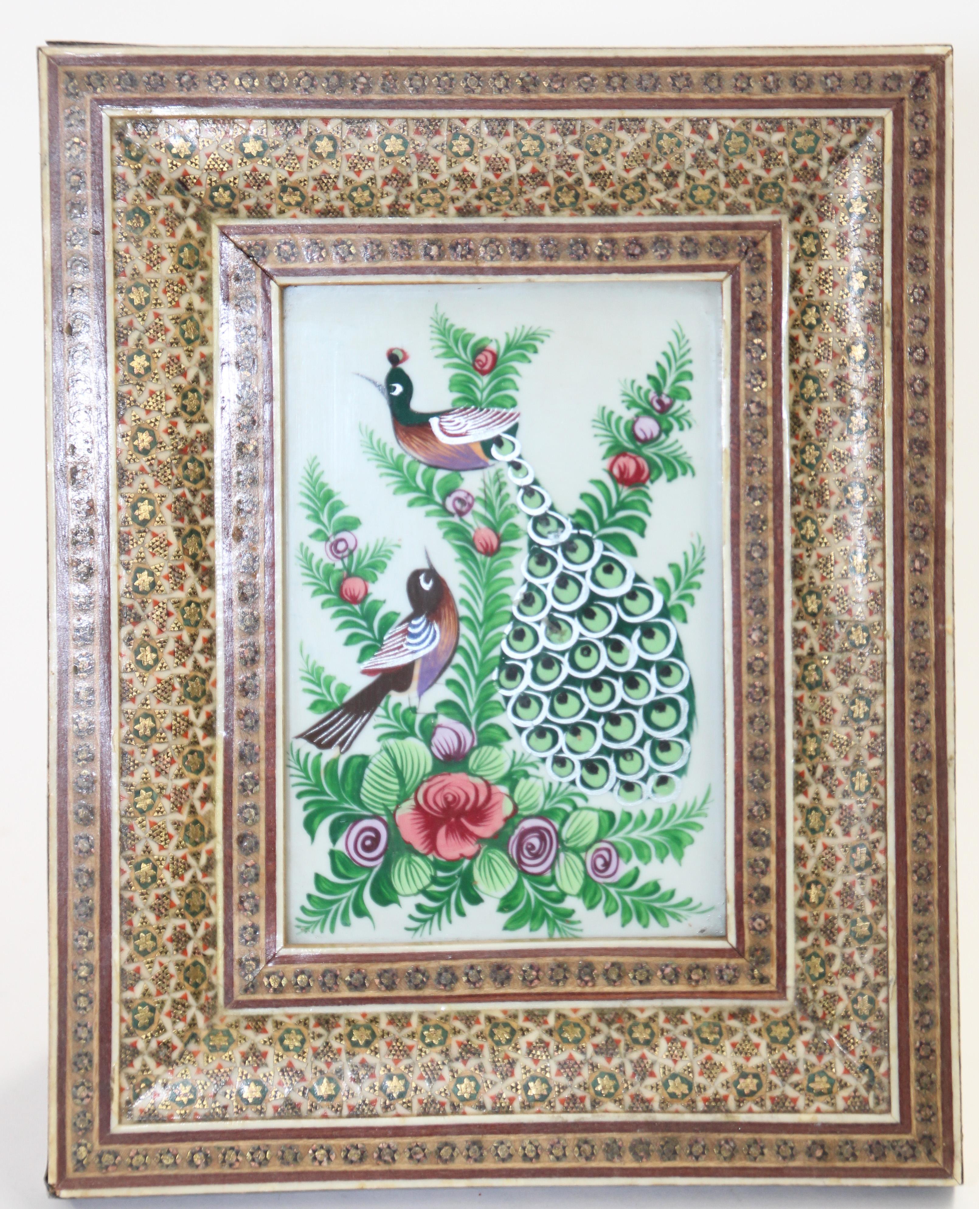 Mauresque Peinture miniature du Moyen-Orient représentant des paons dans un cadre en mosaïque en vente