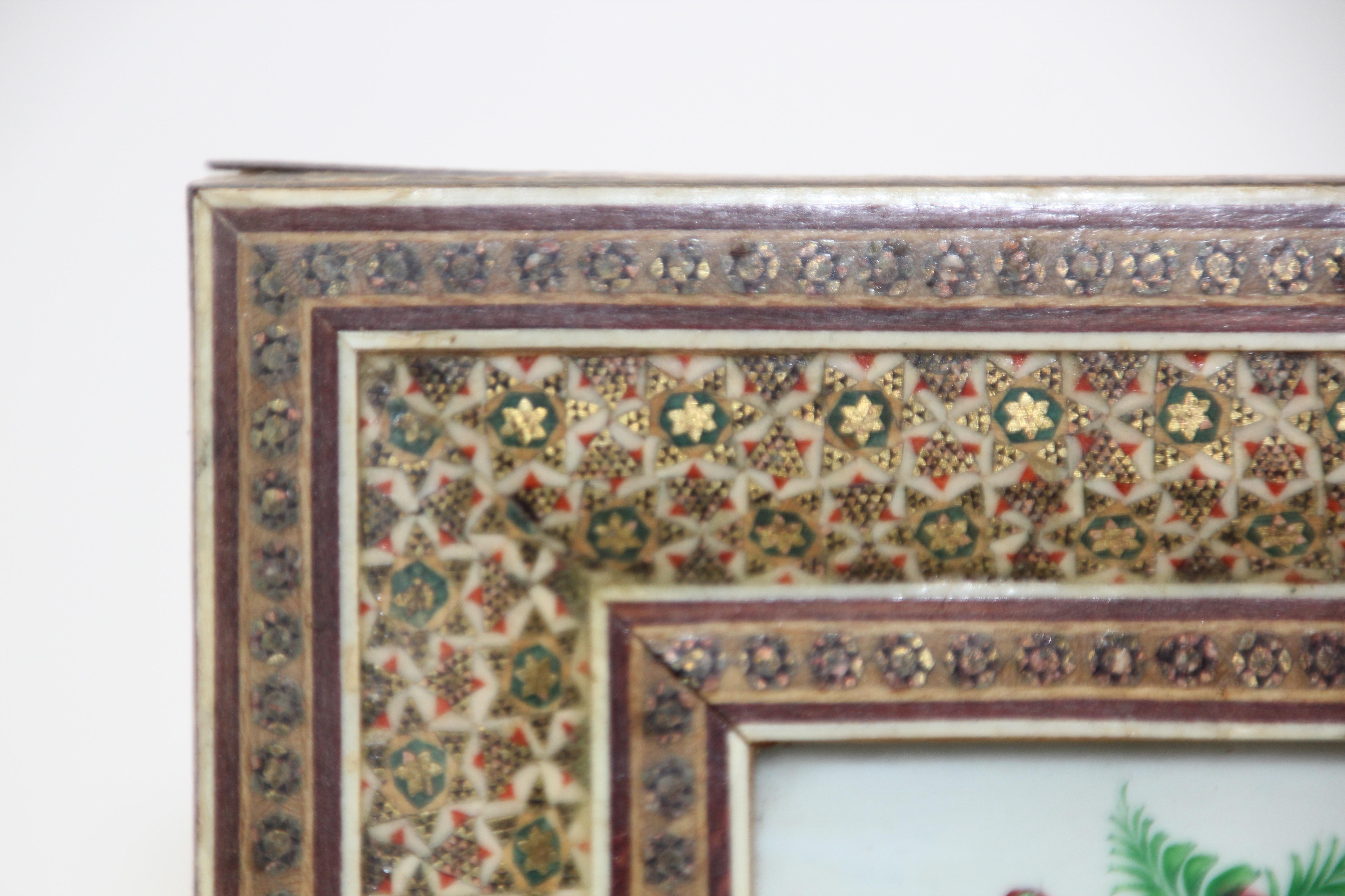 Peinture miniature du Moyen-Orient représentant des paons dans un cadre en mosaïque Bon état - En vente à North Hollywood, CA