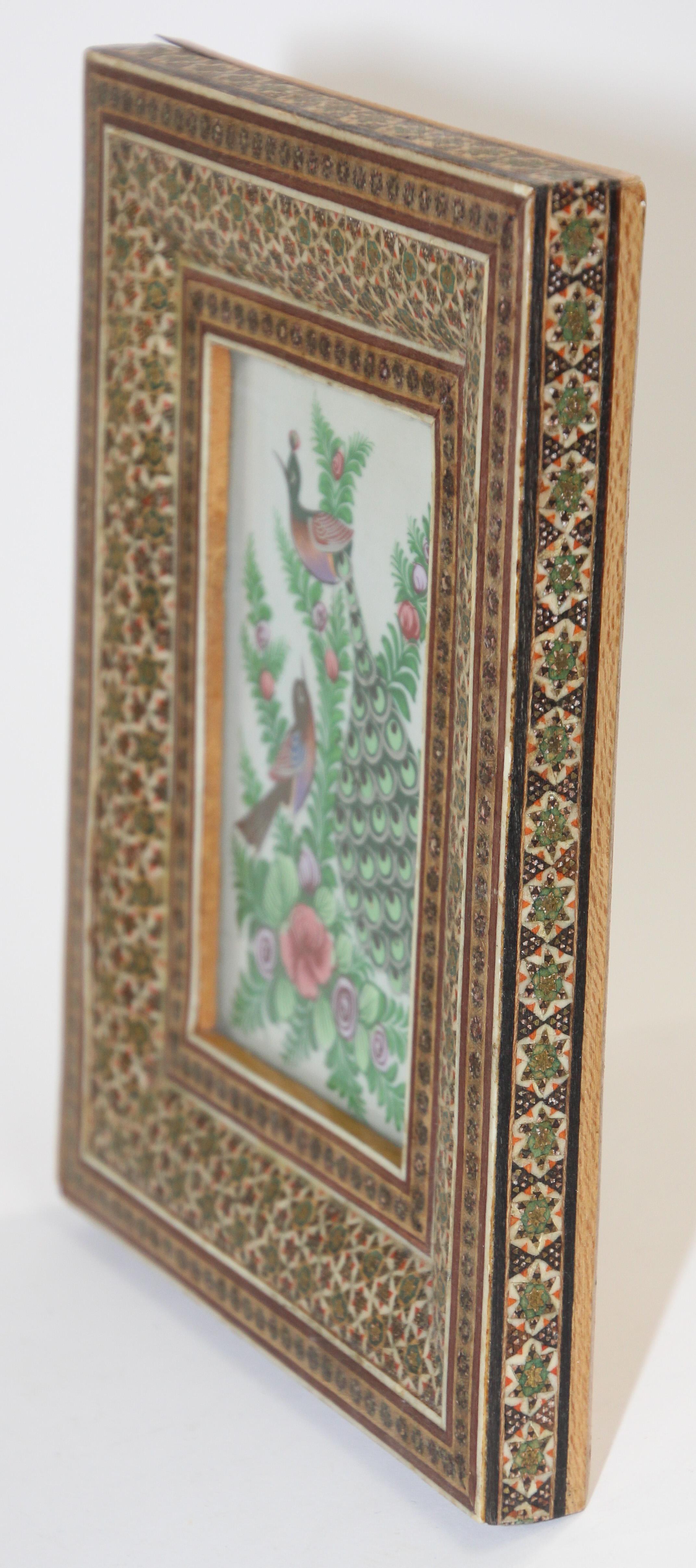 20ième siècle Peinture miniature du Moyen-Orient représentant des paons dans un cadre en mosaïque en vente