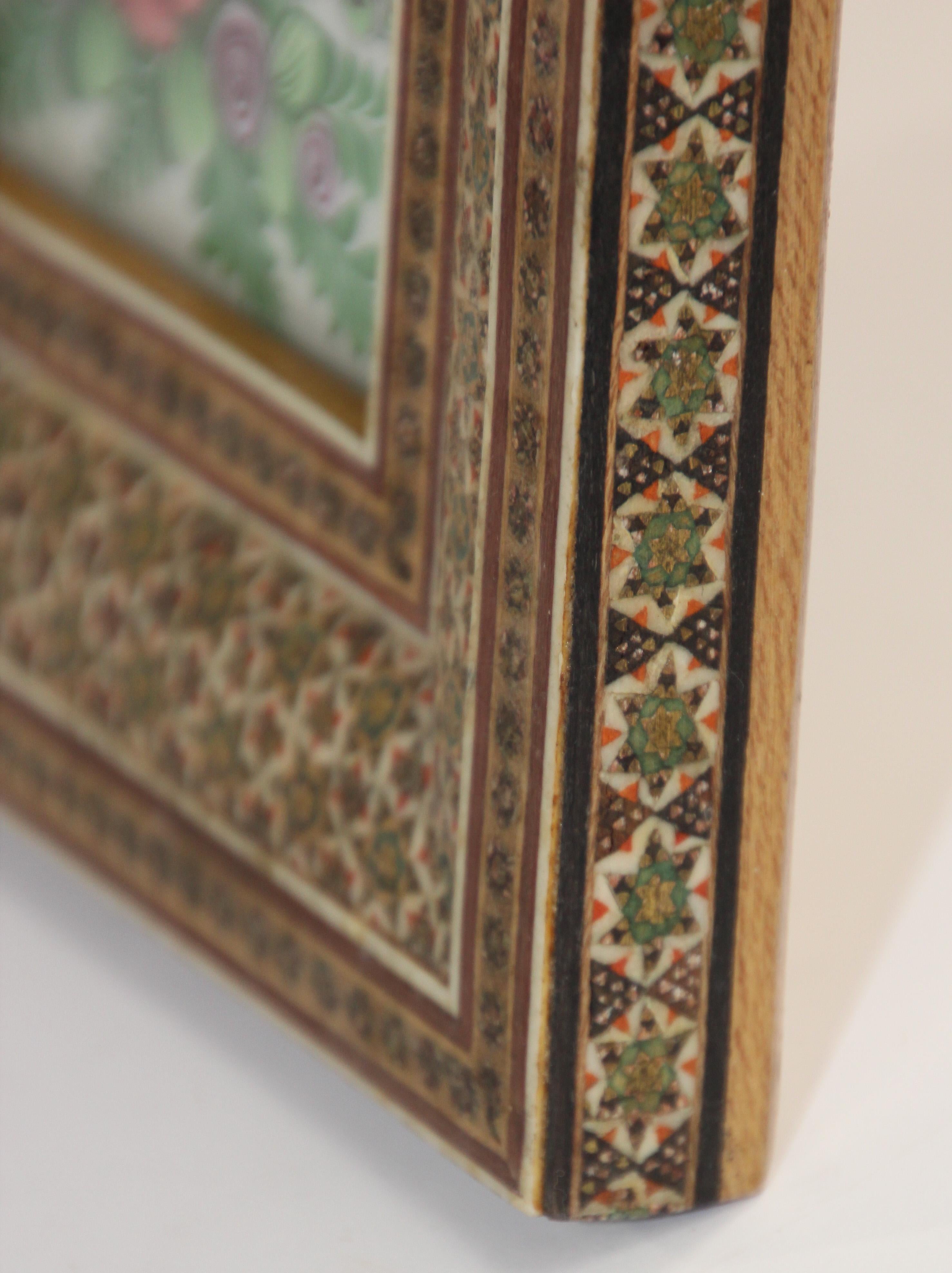 Bois Peinture miniature du Moyen-Orient représentant des paons dans un cadre en mosaïque en vente