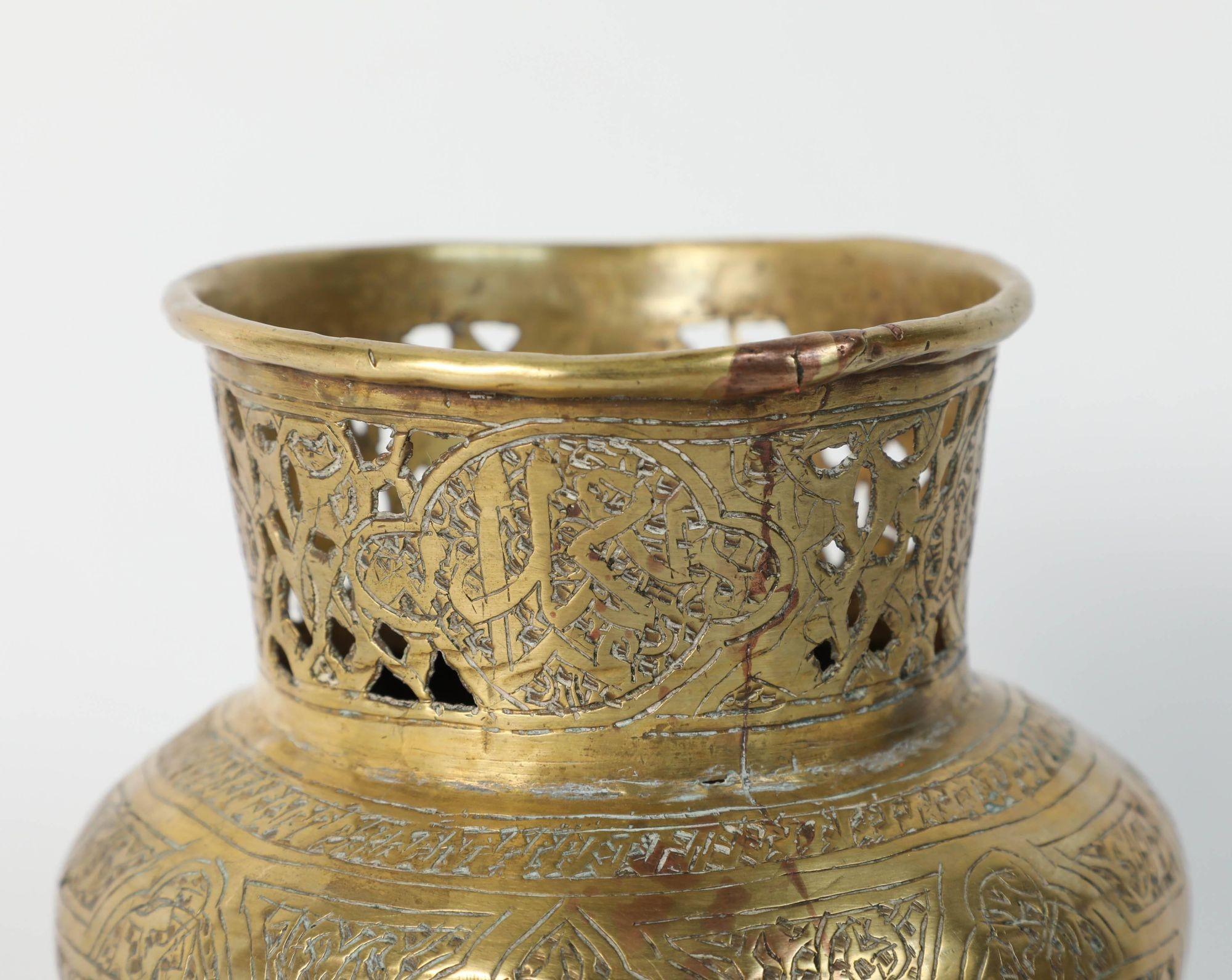 Middle Eastern Moorish Brass Bowl Engraved with Arabic Calligraphy In Good Condition For Sale In North Hollywood, CA