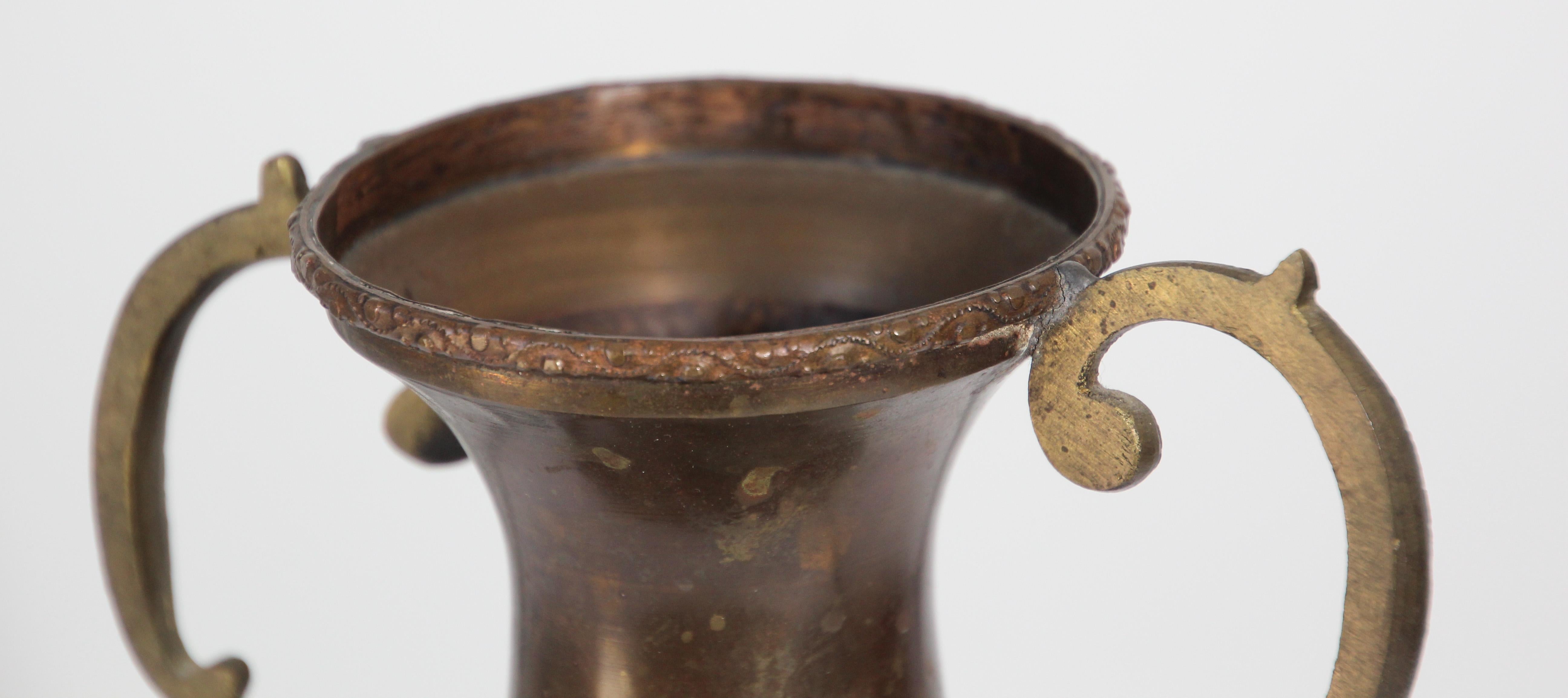 20ième siècle Vase à pied en cuivre mauresque du Moyen-Orient en vente