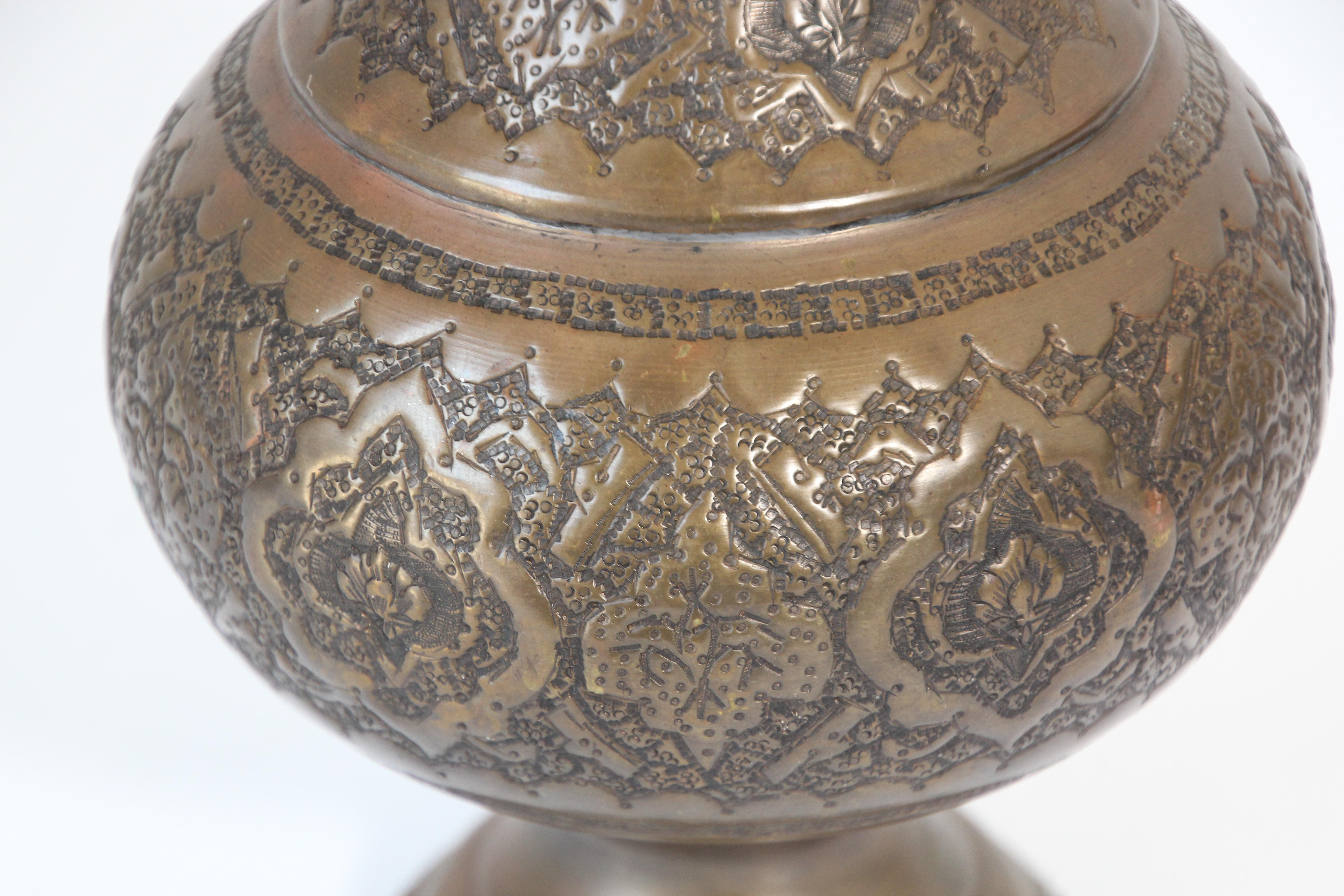 Nahöstliche maurische Vase mit Kupferfuß im Angebot 7