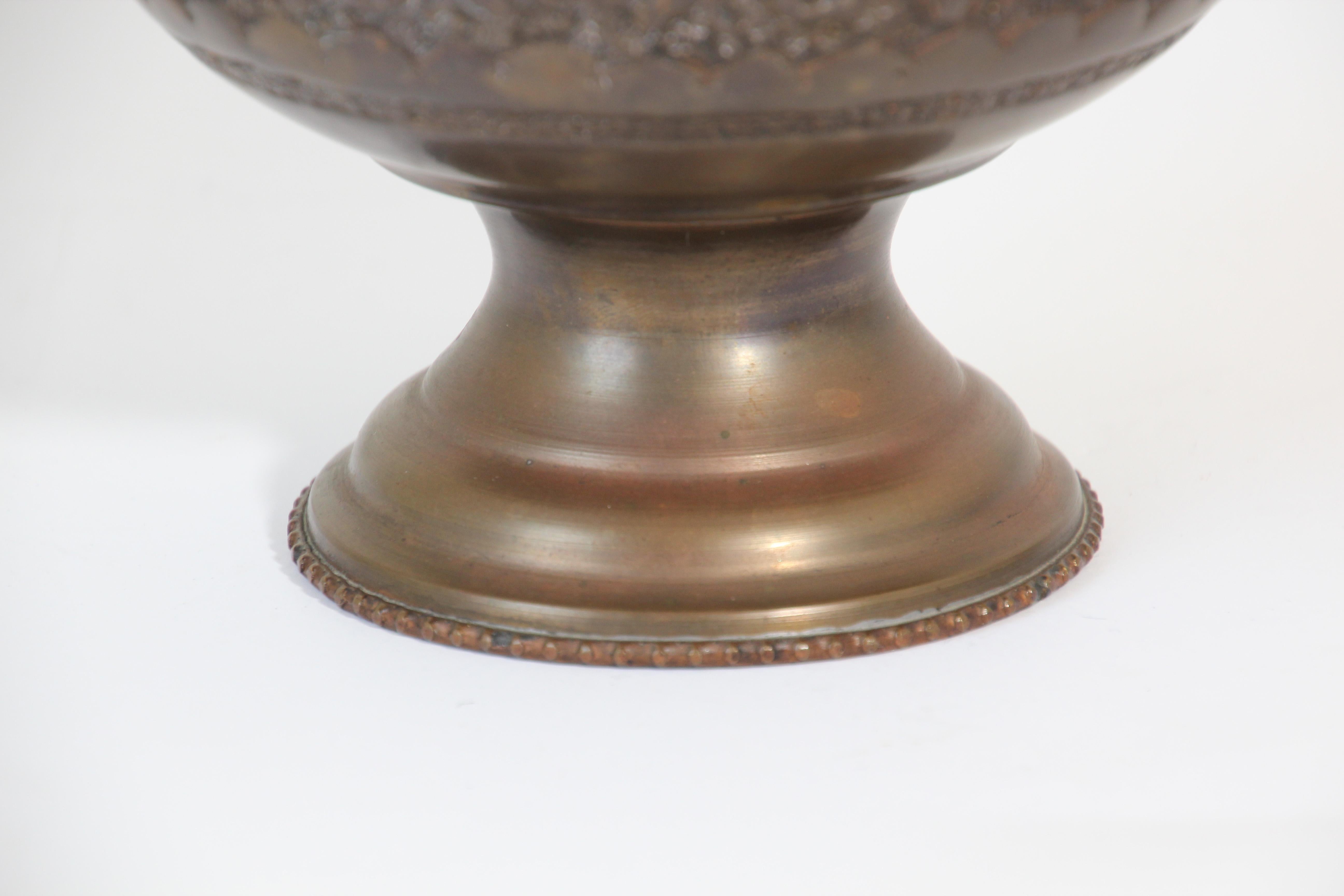 Mauresque Vase à pied en cuivre mauresque du Moyen-Orient en vente