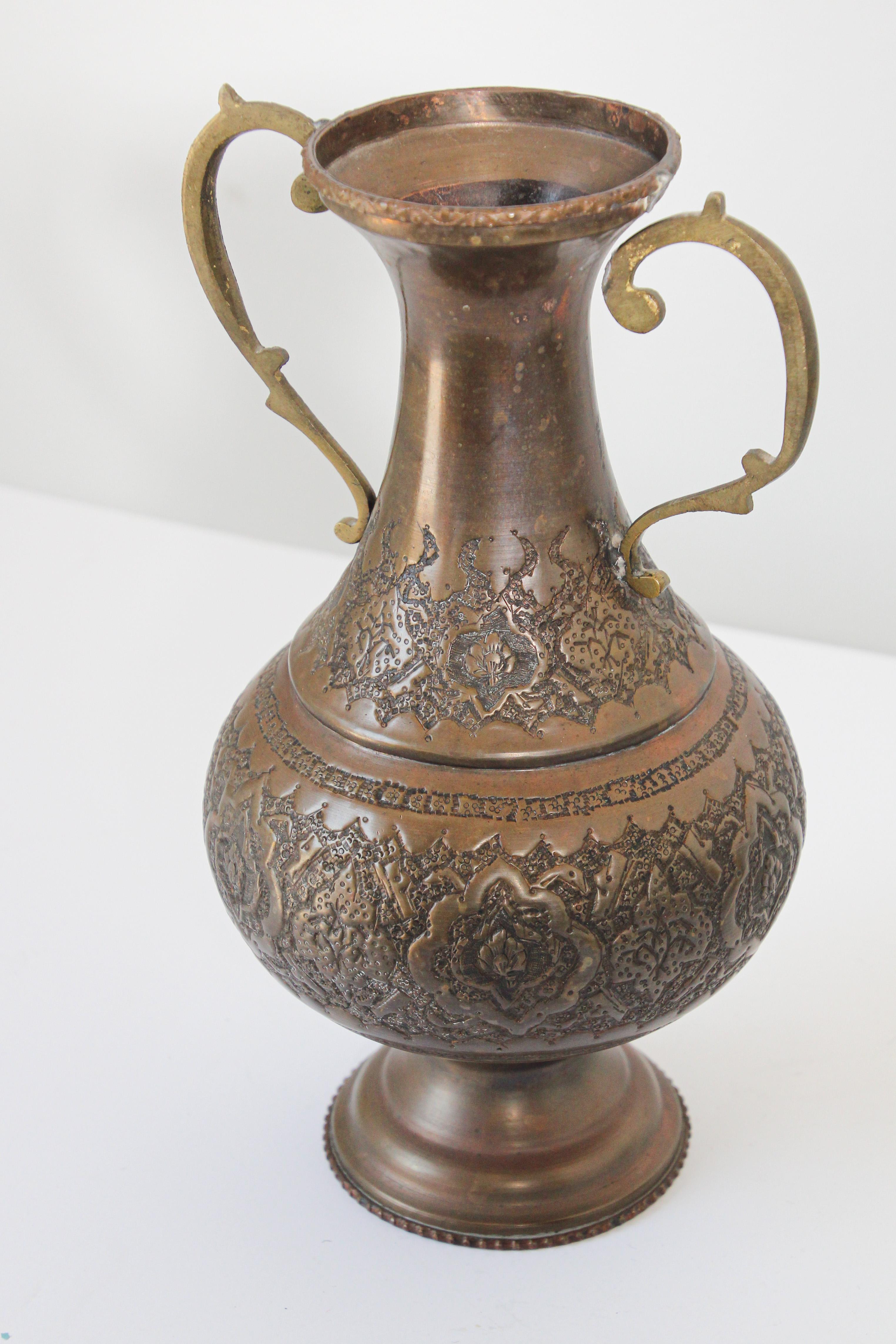 Asiatique Vase à pied en cuivre mauresque du Moyen-Orient en vente