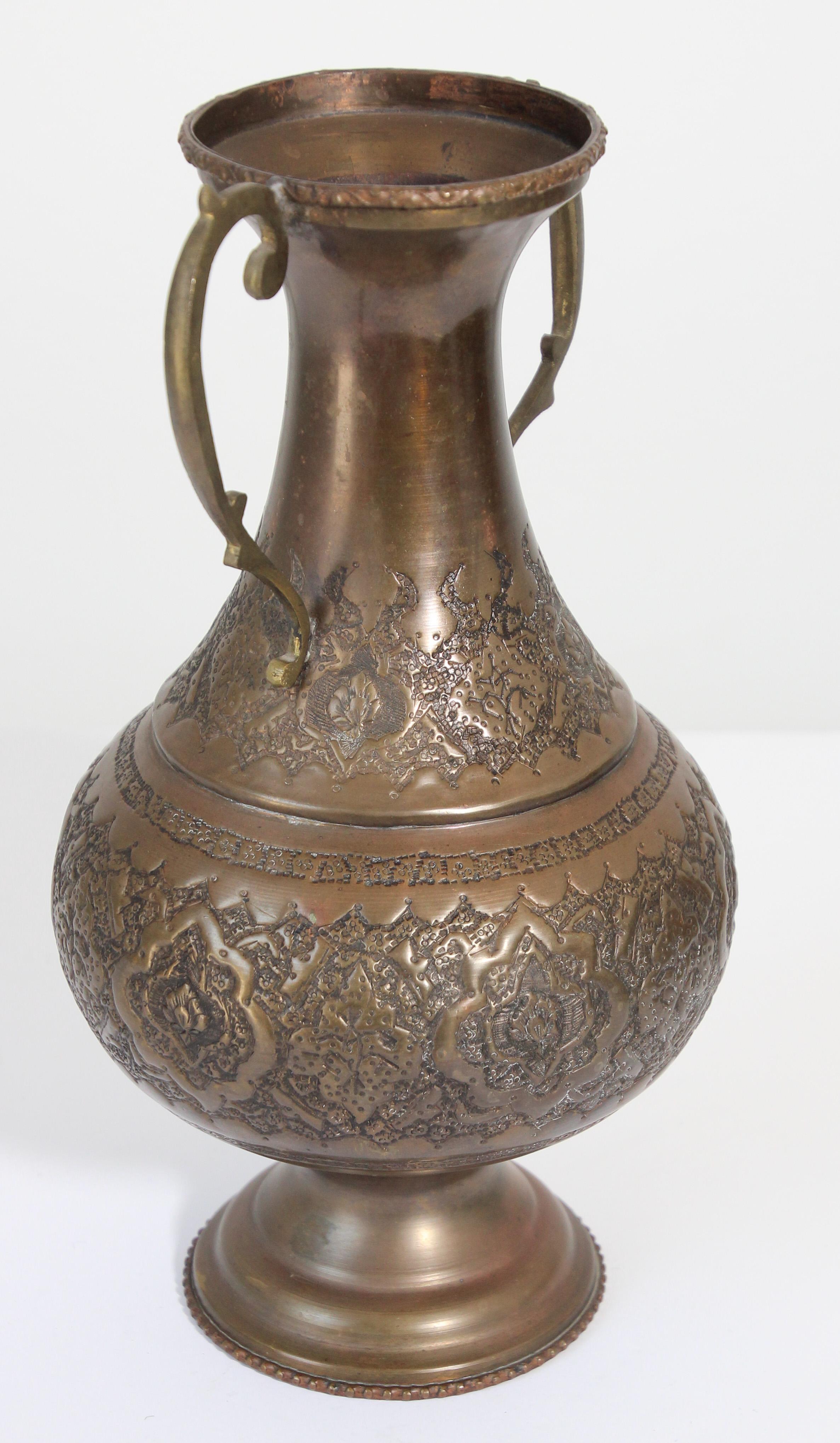 Embossé Vase à pied en cuivre mauresque du Moyen-Orient en vente