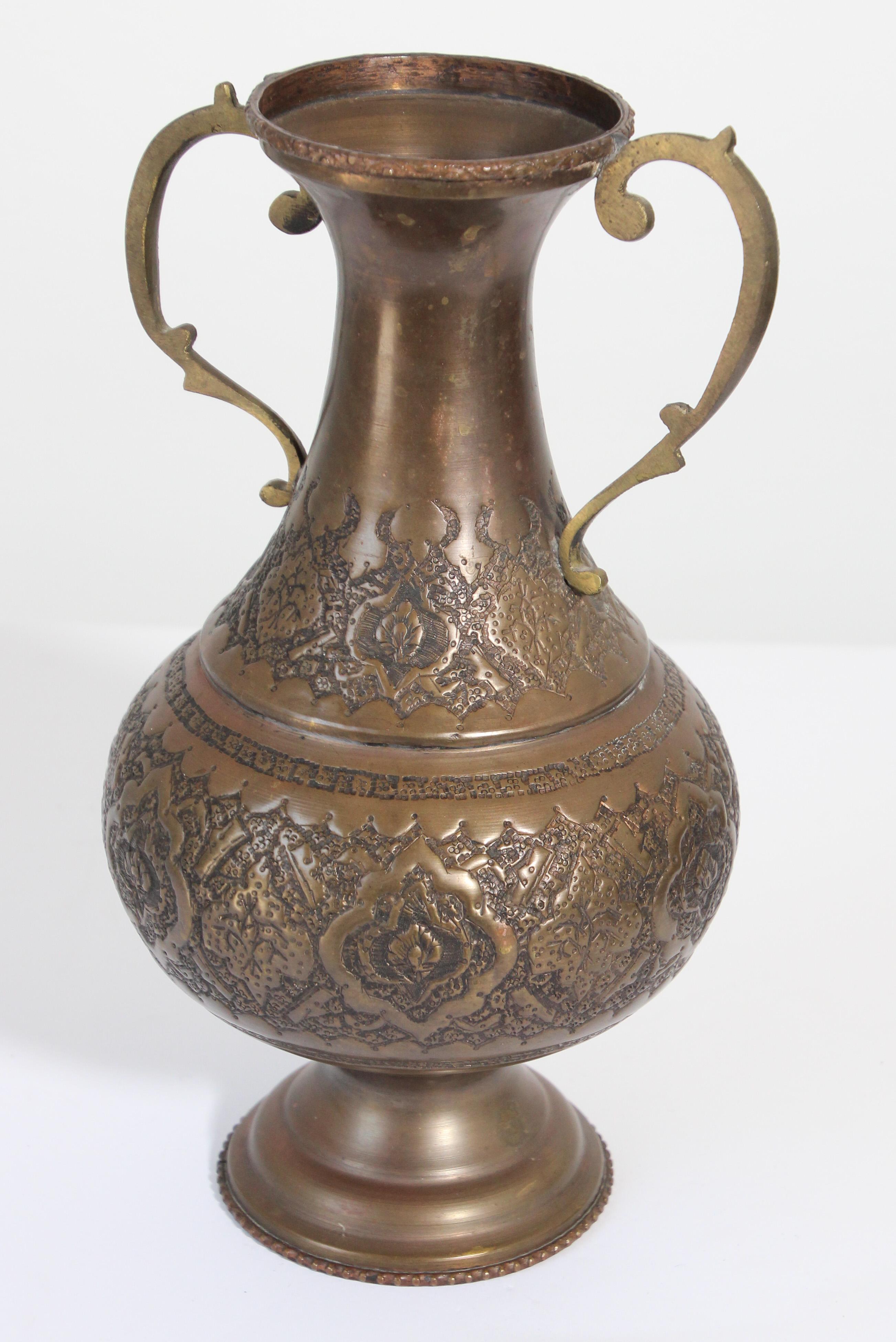 Vase à pied en cuivre mauresque du Moyen-Orient Bon état - En vente à North Hollywood, CA