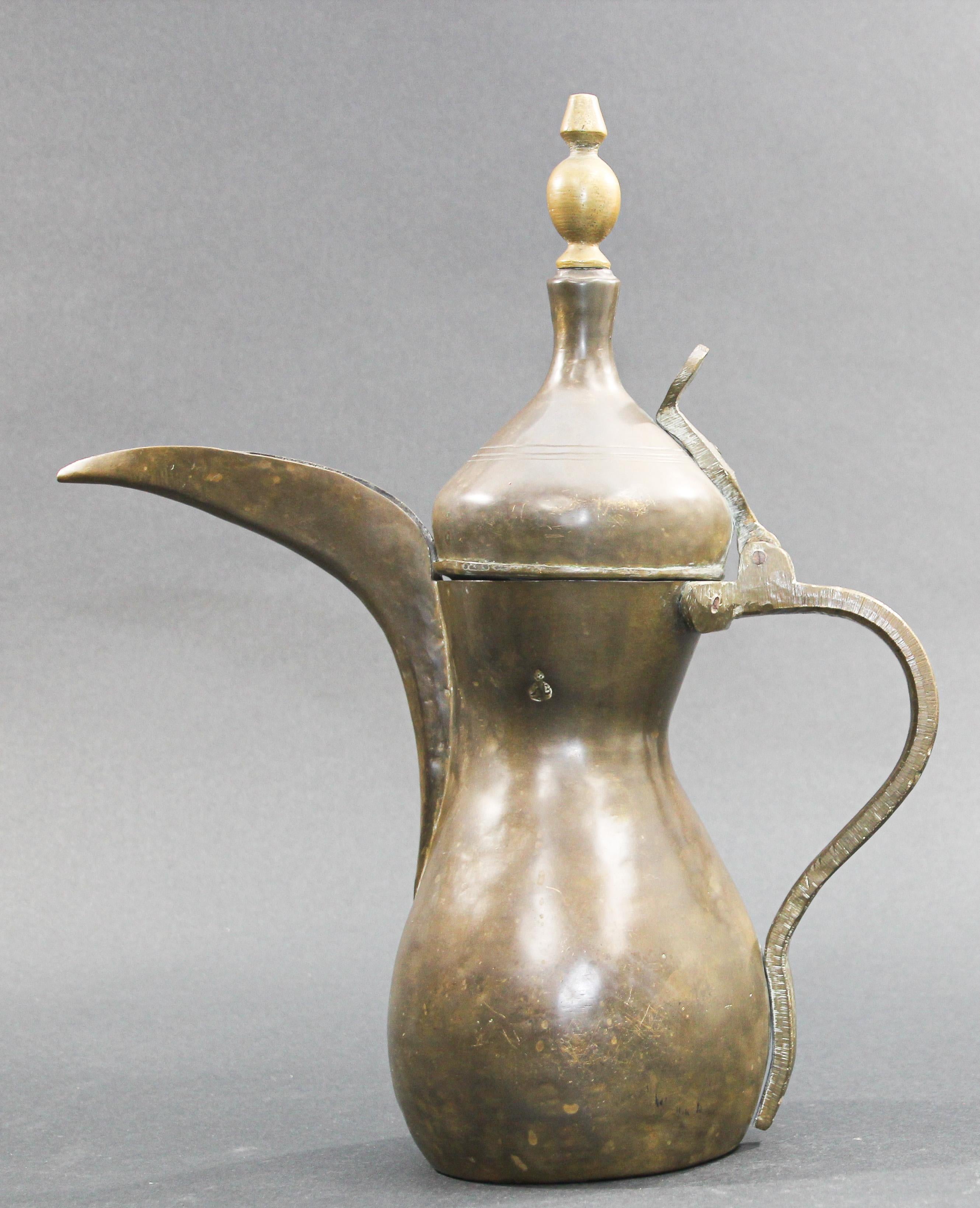 Arabische Dallah-Kaffeekanne aus Messing aus dem mittleren Osten des Nahen Osten (Omanisch) im Angebot