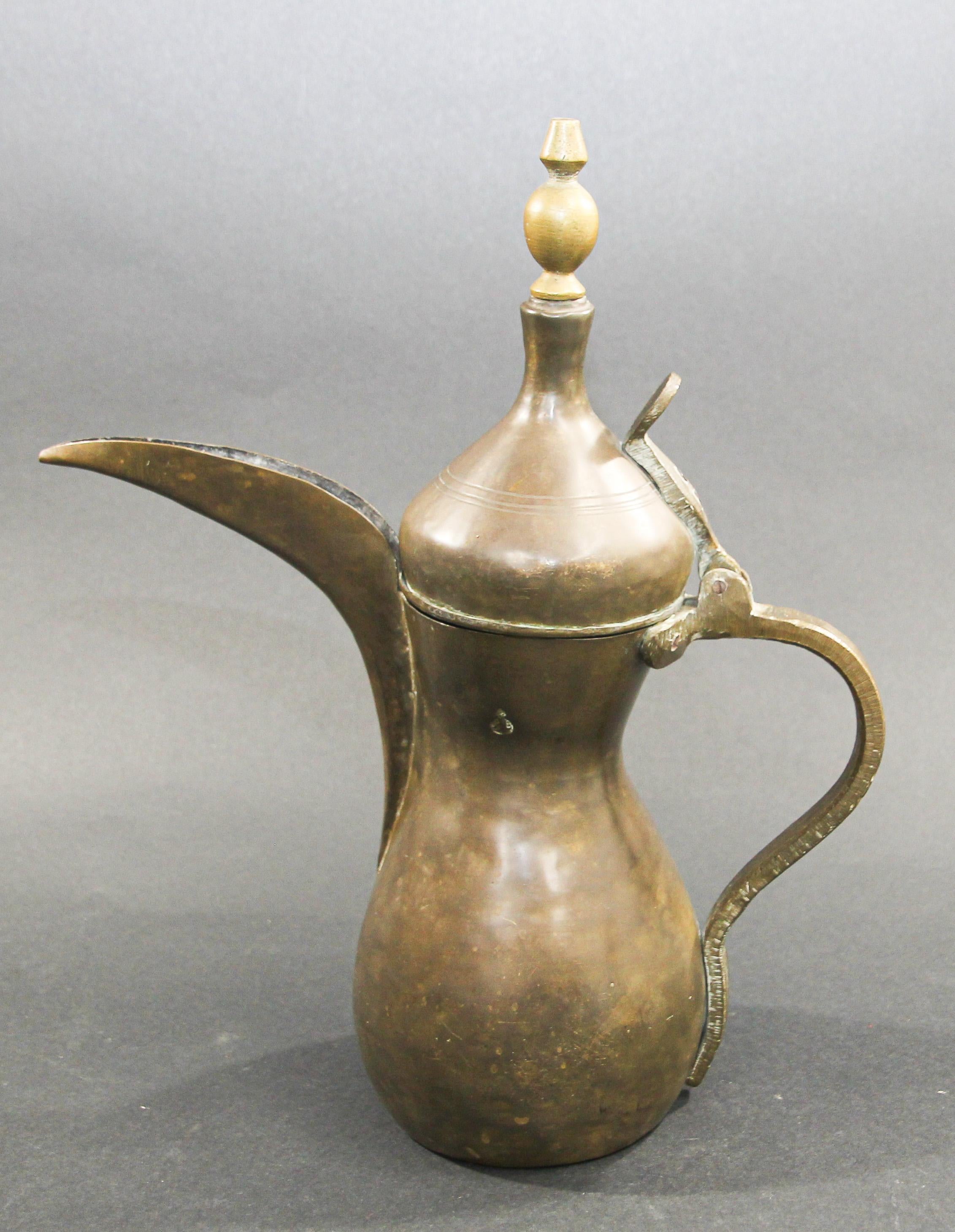 Arabische Dallah-Kaffeekanne aus Messing aus dem mittleren Osten des Nahen Osten (Handgefertigt) im Angebot