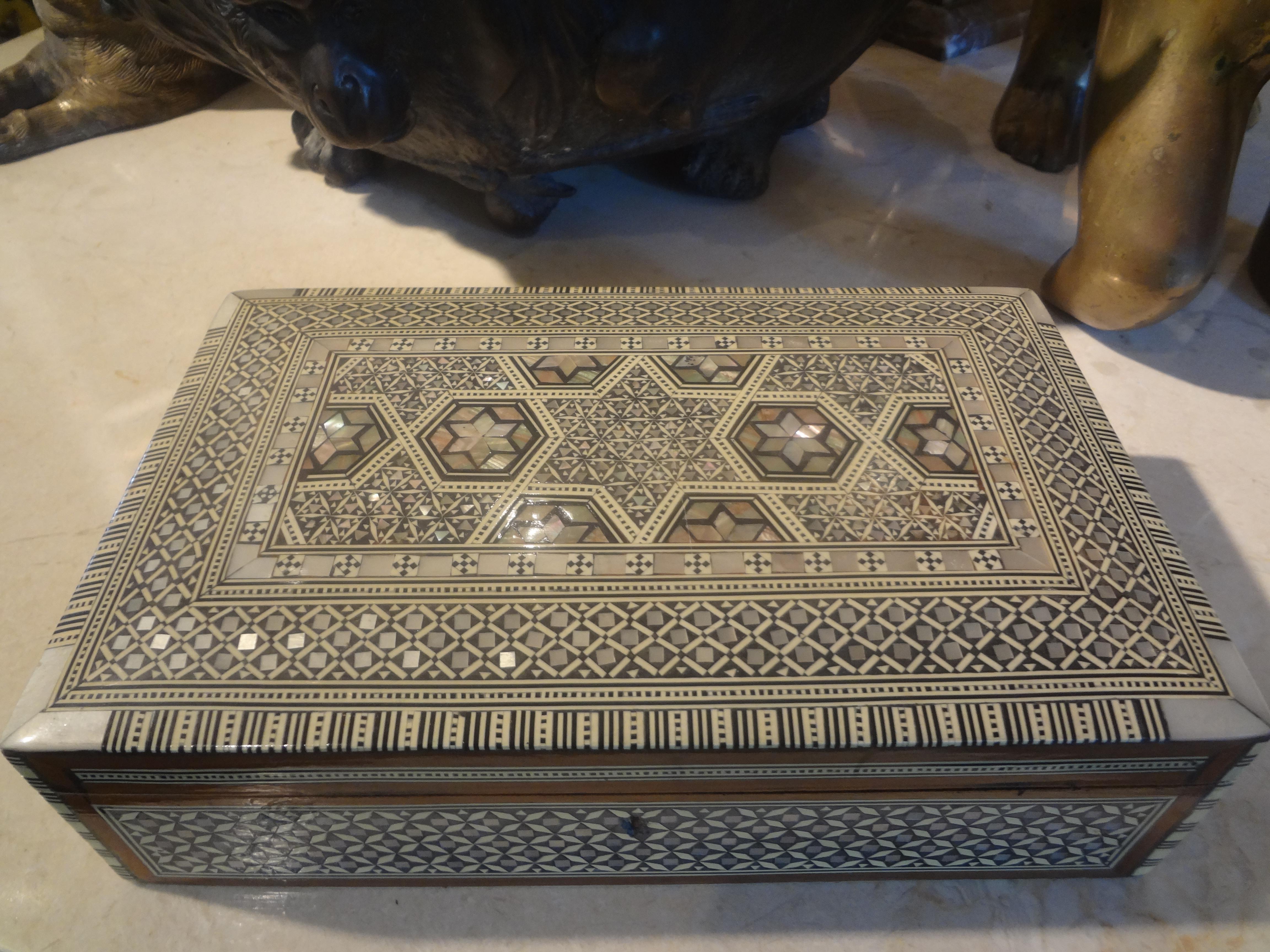 Middle Eastern/Moorish Decorative Box of Inlaid Woods and Mother-of-pearl 6
