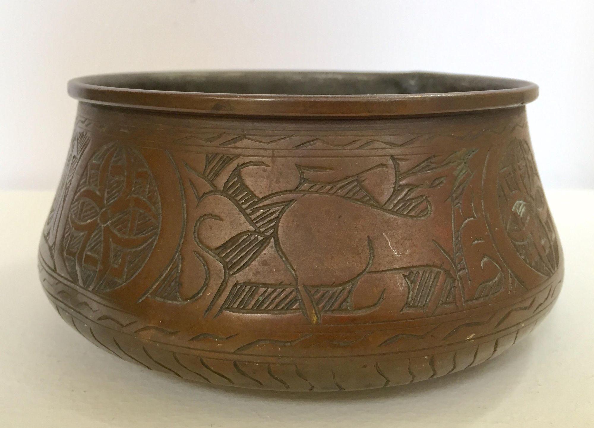 Middle Eastern Moorish Hand-Etched Copper Bowl with Islamic Writing For Sale 1