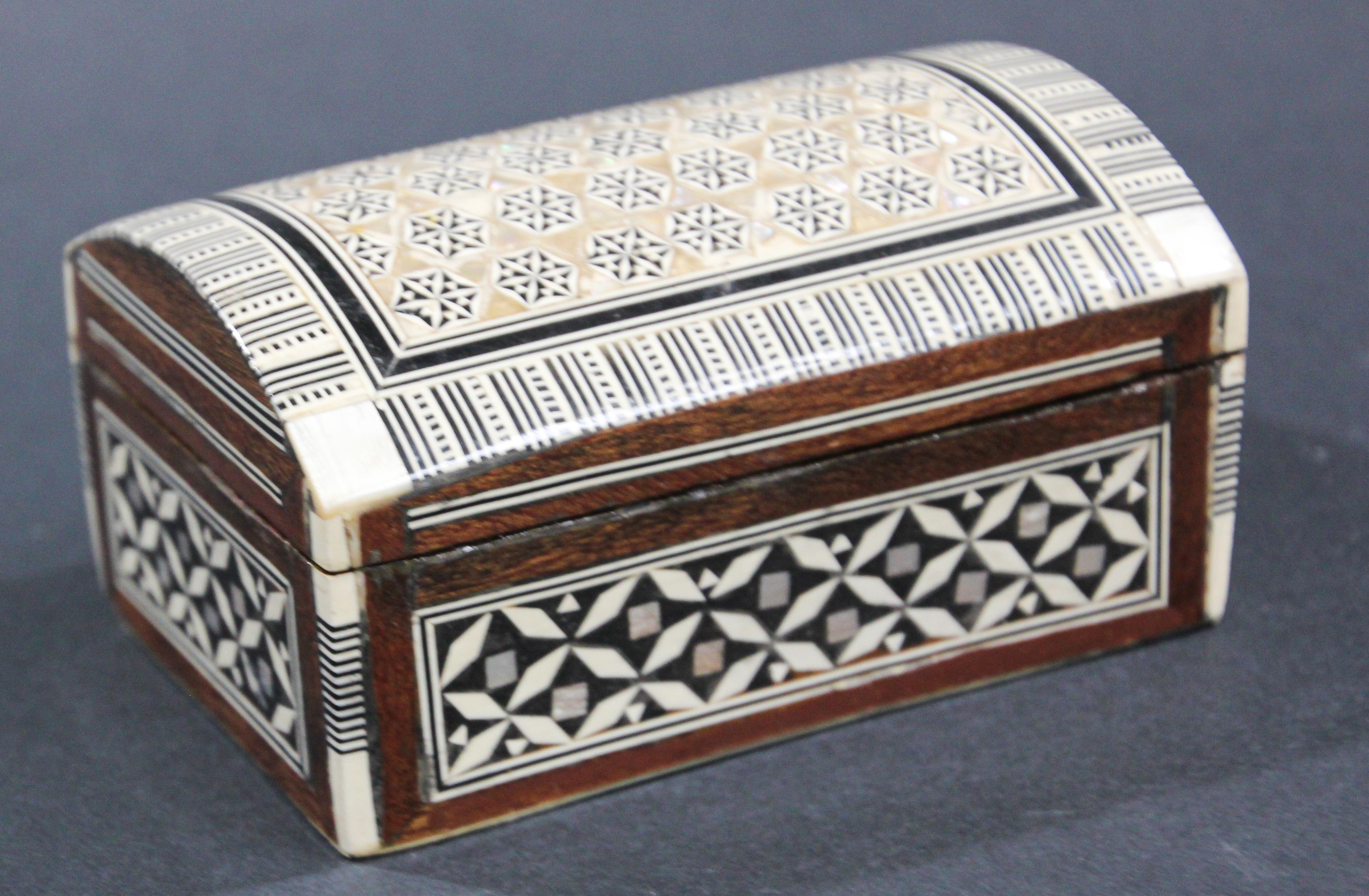 Exquisite handcrafted Middle Eastern mosaic marquetry inlaid walnut wood box.
Small box intricately decorated with Moorish motif designs which have been painstakingly inlaid with mosaic marquetry, mother of pearl and fruitwoods.
Middle Eastern,