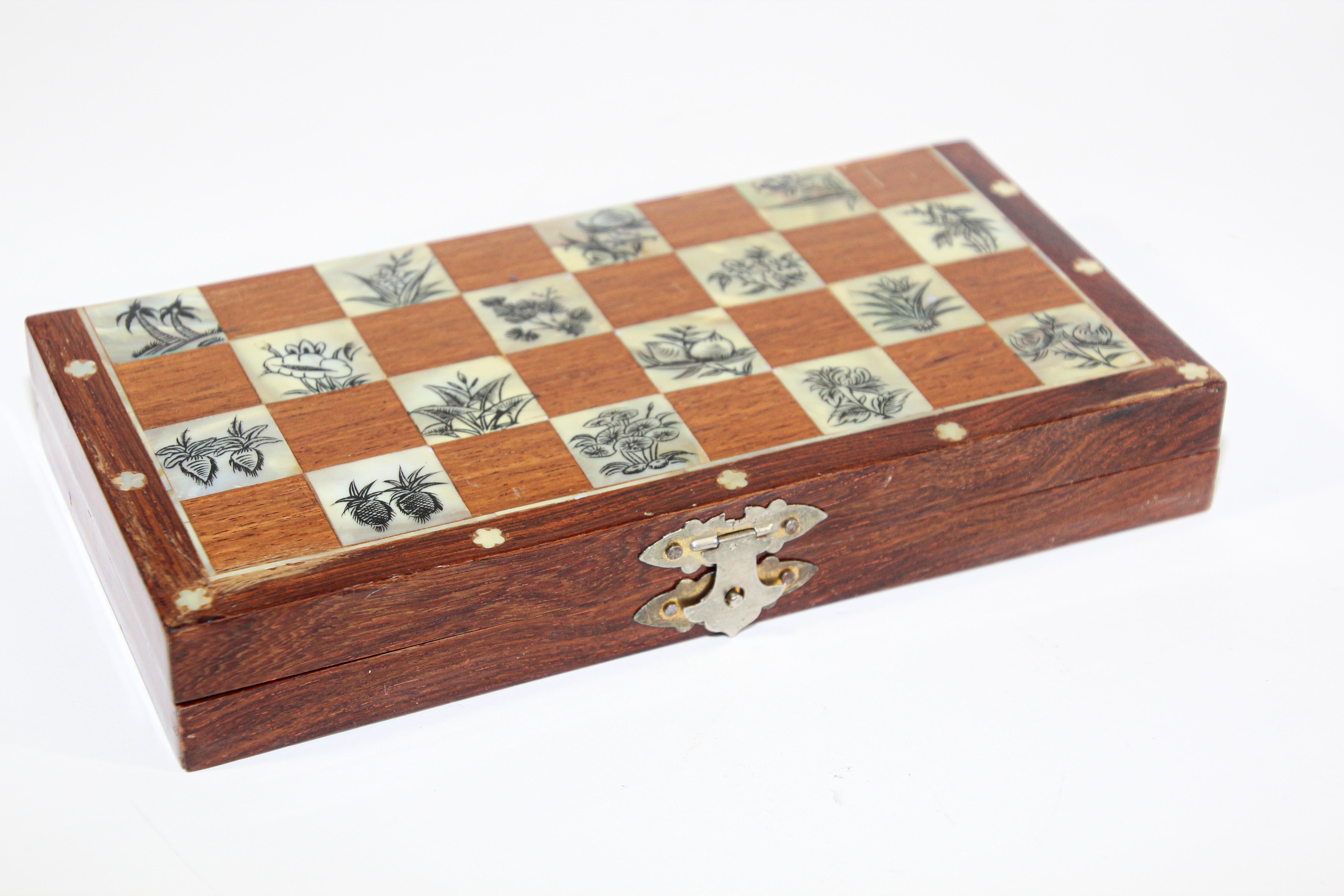 Middle Eastern Moorish Inlaid Chess Board Box In Good Condition For Sale In North Hollywood, CA