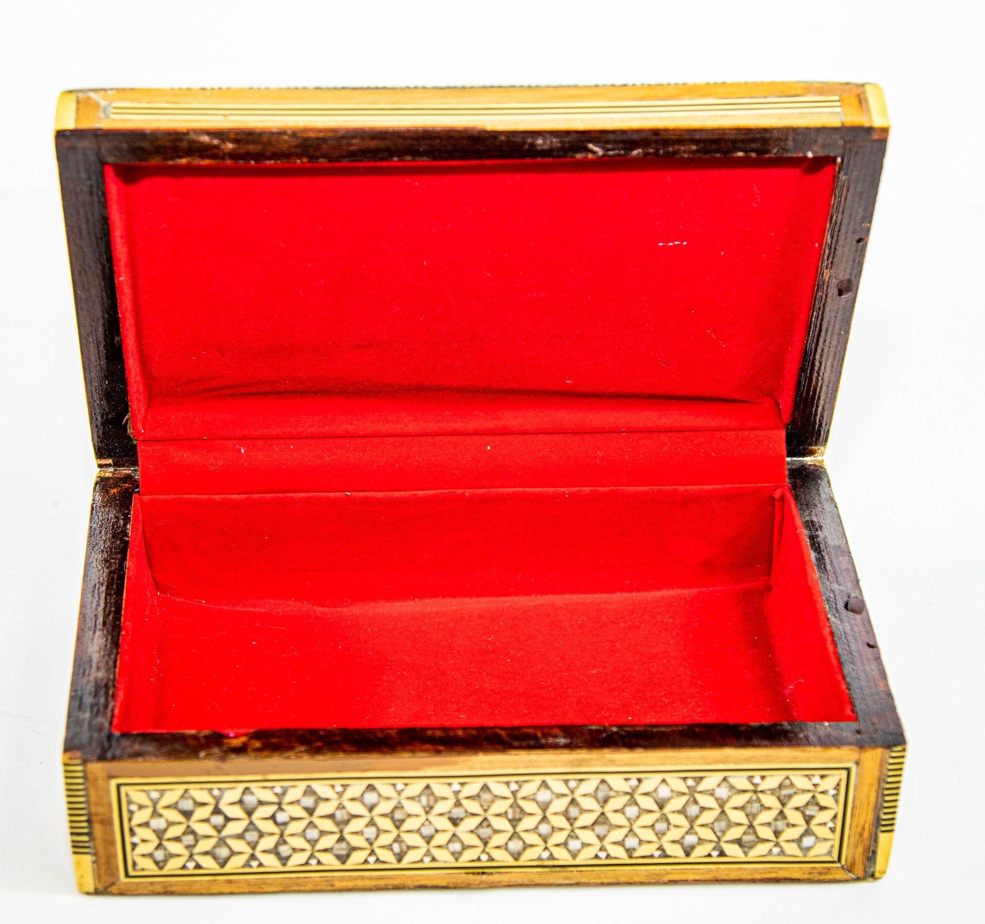 Boîte à bijoux en marqueterie de nacre mauresque du Moyen-Orient en vente 4