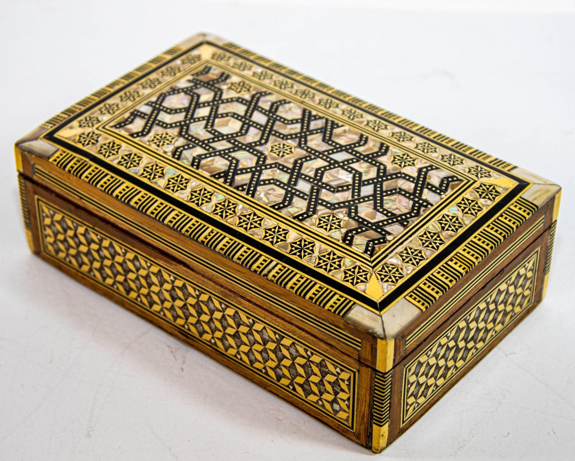 Boîte à bijoux en marqueterie de nacre mauresque du Moyen-Orient en vente 7