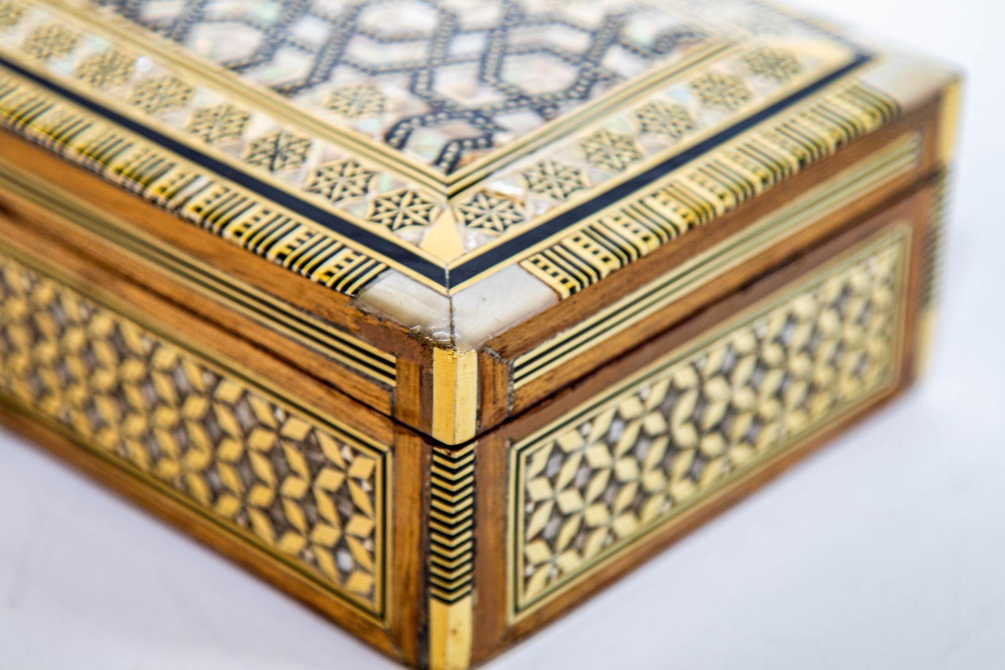 Middle Eastern Moorish Mother of Pearl Inlaid Marquetry Jewelry Box In Good Condition For Sale In North Hollywood, CA