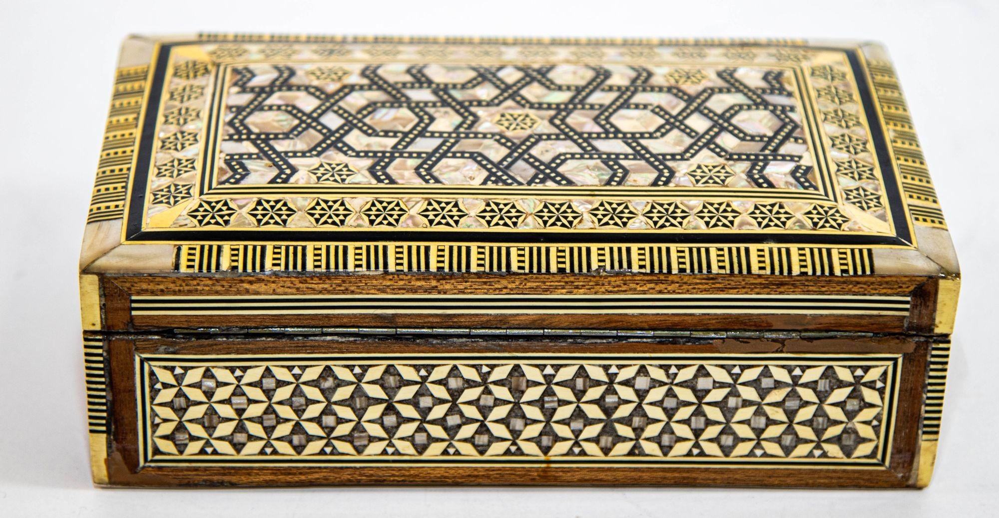 Middle Eastern Moorish Mother of Pearl Inlaid Marquetry Jewelry Box For Sale 1