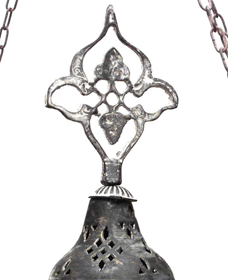 Lustre de style mauresque du Moyen-Orient (19/20e siècle) en laiton filigrané patiné, avec 4 bras en forme de tête d'oiseau tenant des abat-jour en forme de dôme. Frange en perles de verre vertes.
