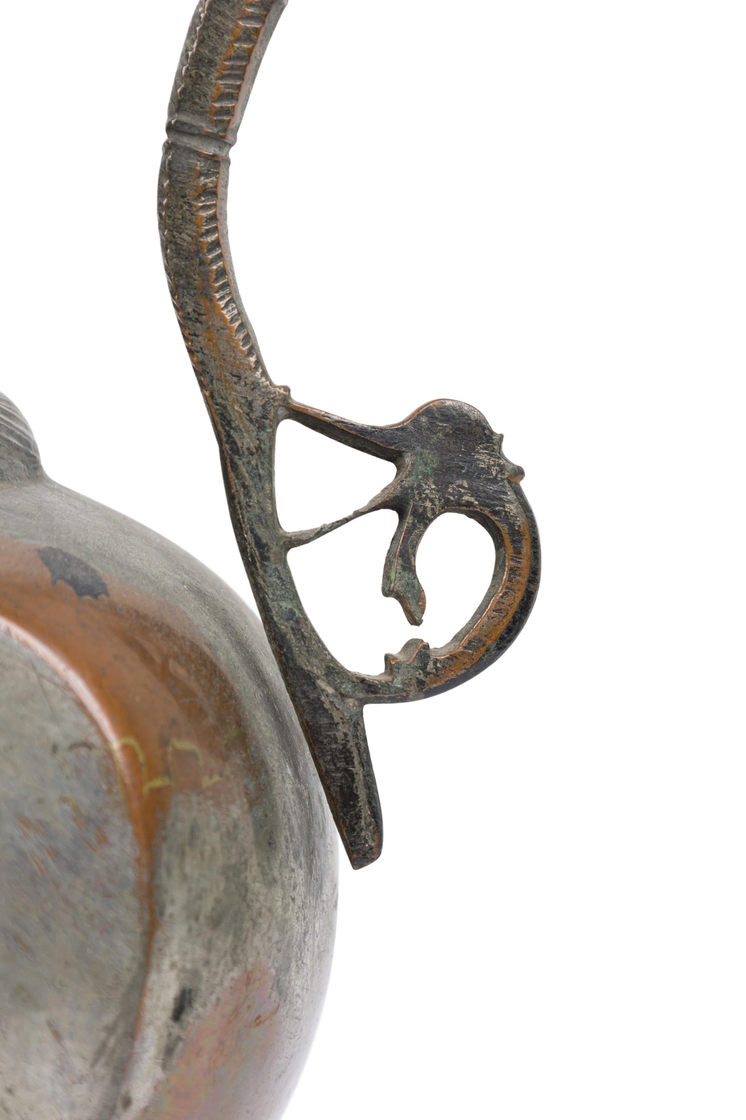Ewer in argento e rame in stile moresco del Medio Oriente in vendita 2