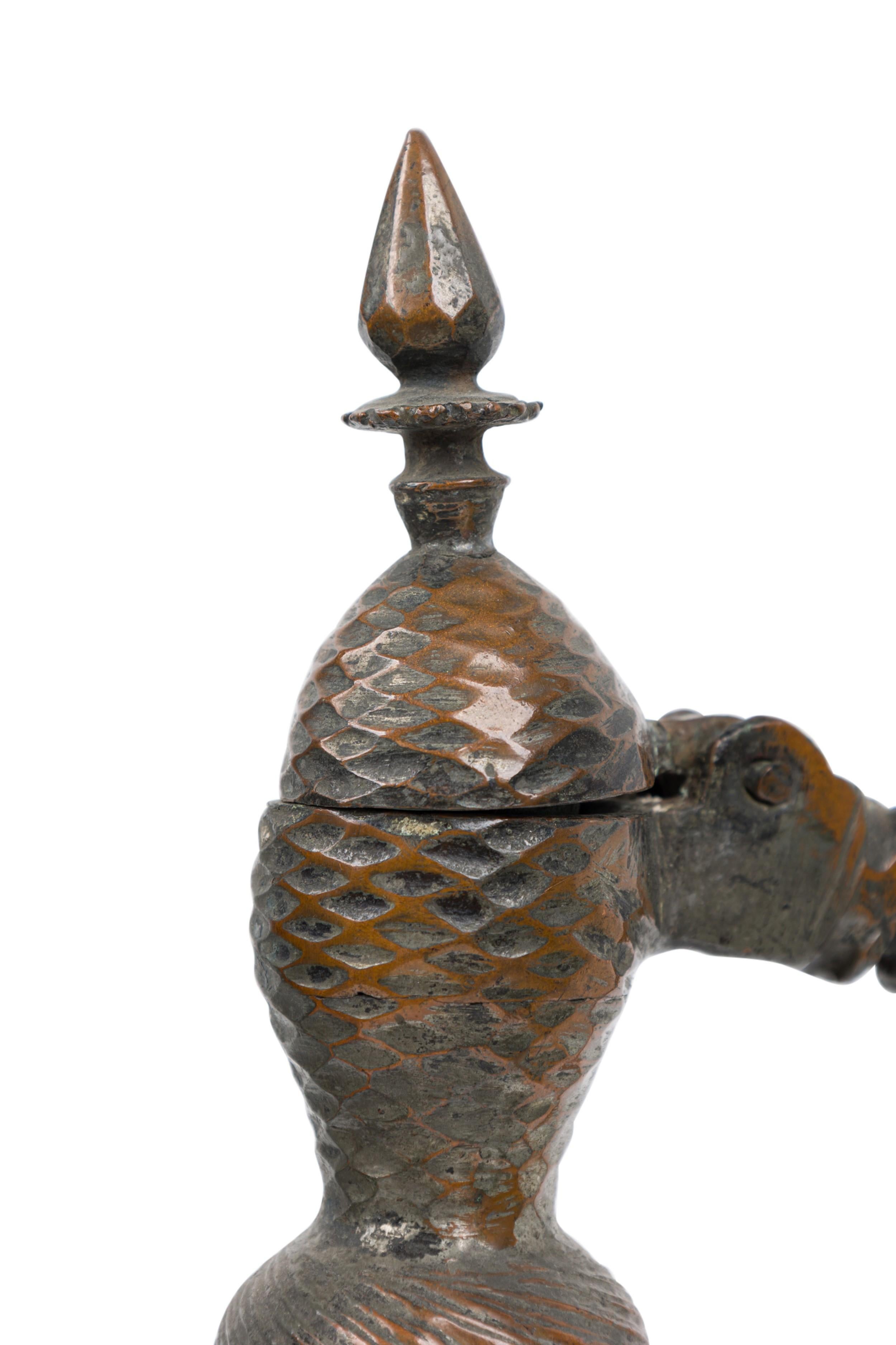 Argento Ewer in argento e rame in stile moresco del Medio Oriente in vendita