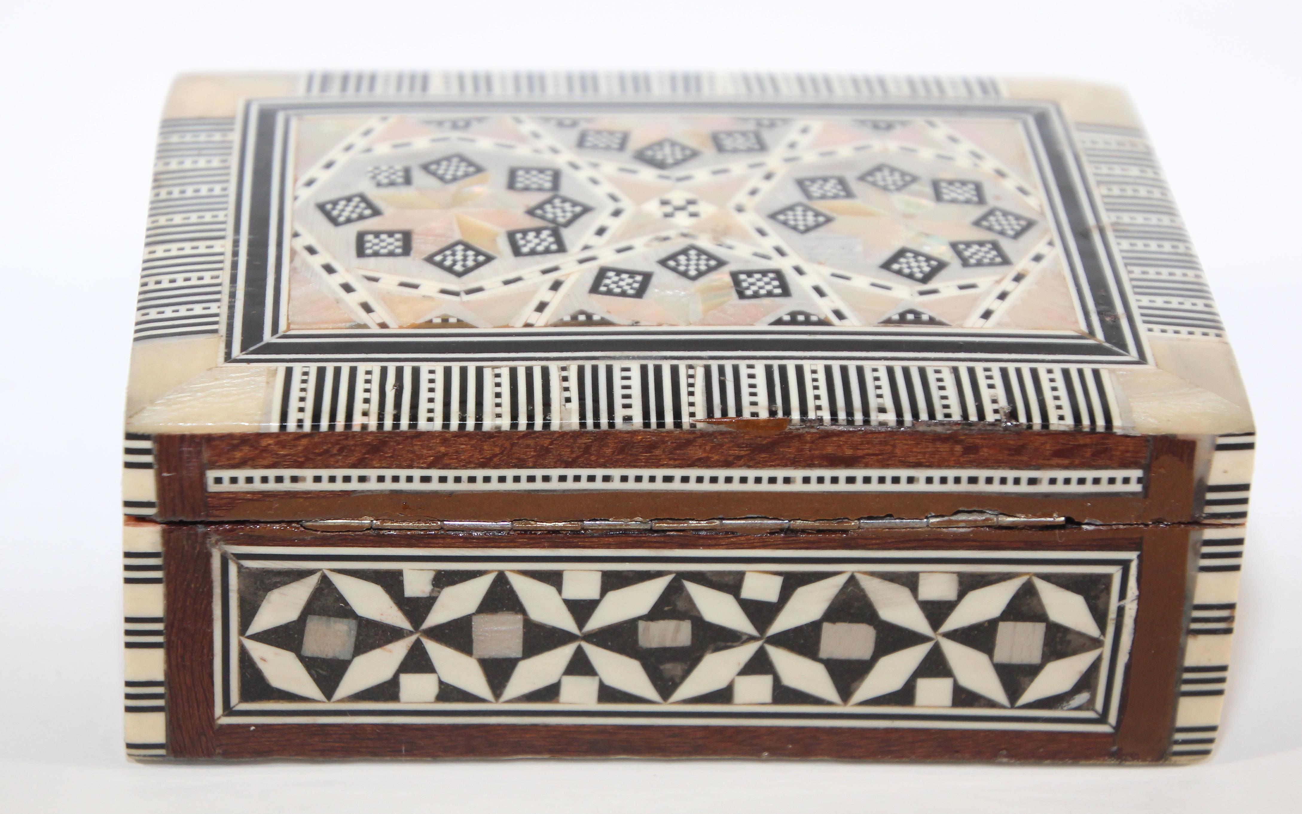 Middle Eastern Mosaic Moorish Mother of Pearl Inlaid Trinket Box In Good Condition For Sale In North Hollywood, CA