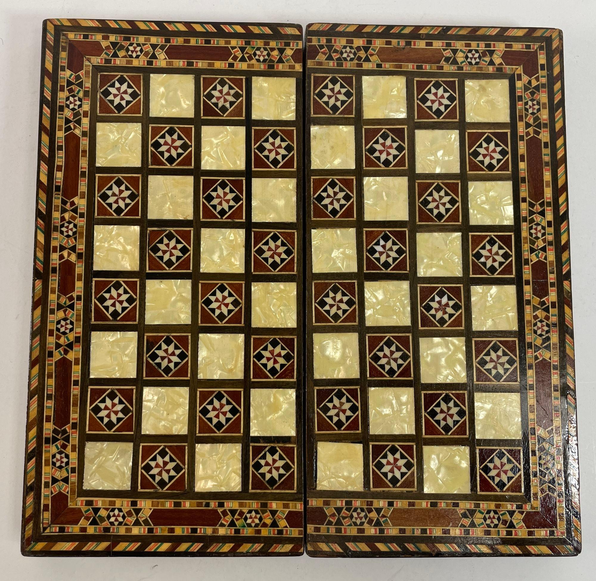 Boîte de marqueterie en bois incrusté de mosaïque du Moyen-Orient pour les jeux d'échecs et backgammon en vente 2