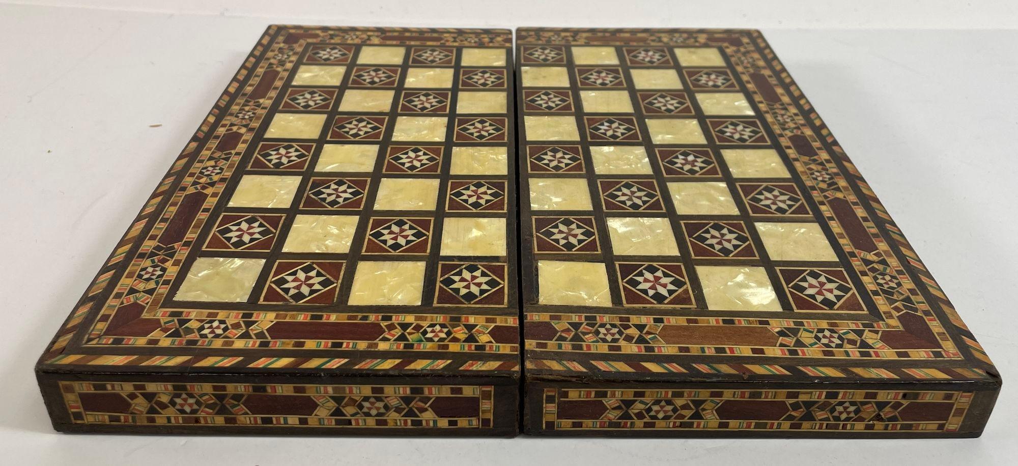 Boîte de marqueterie en bois incrusté de mosaïque du Moyen-Orient pour les jeux d'échecs et backgammon en vente 3