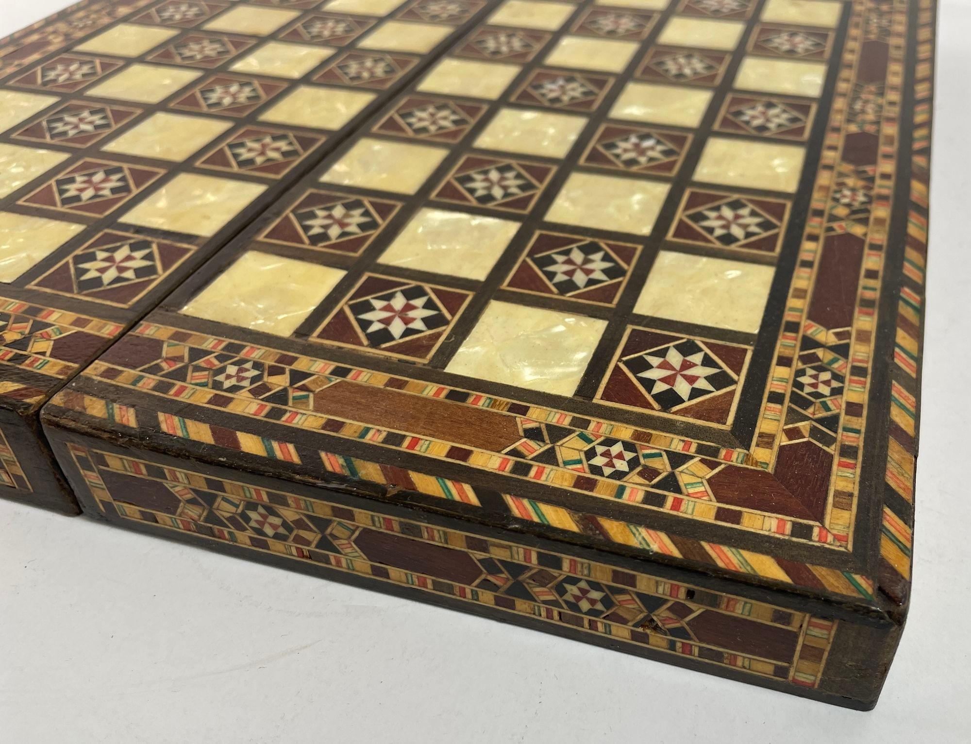 Boîte de marqueterie en bois incrusté de mosaïque du Moyen-Orient pour les jeux d'échecs et backgammon en vente 4