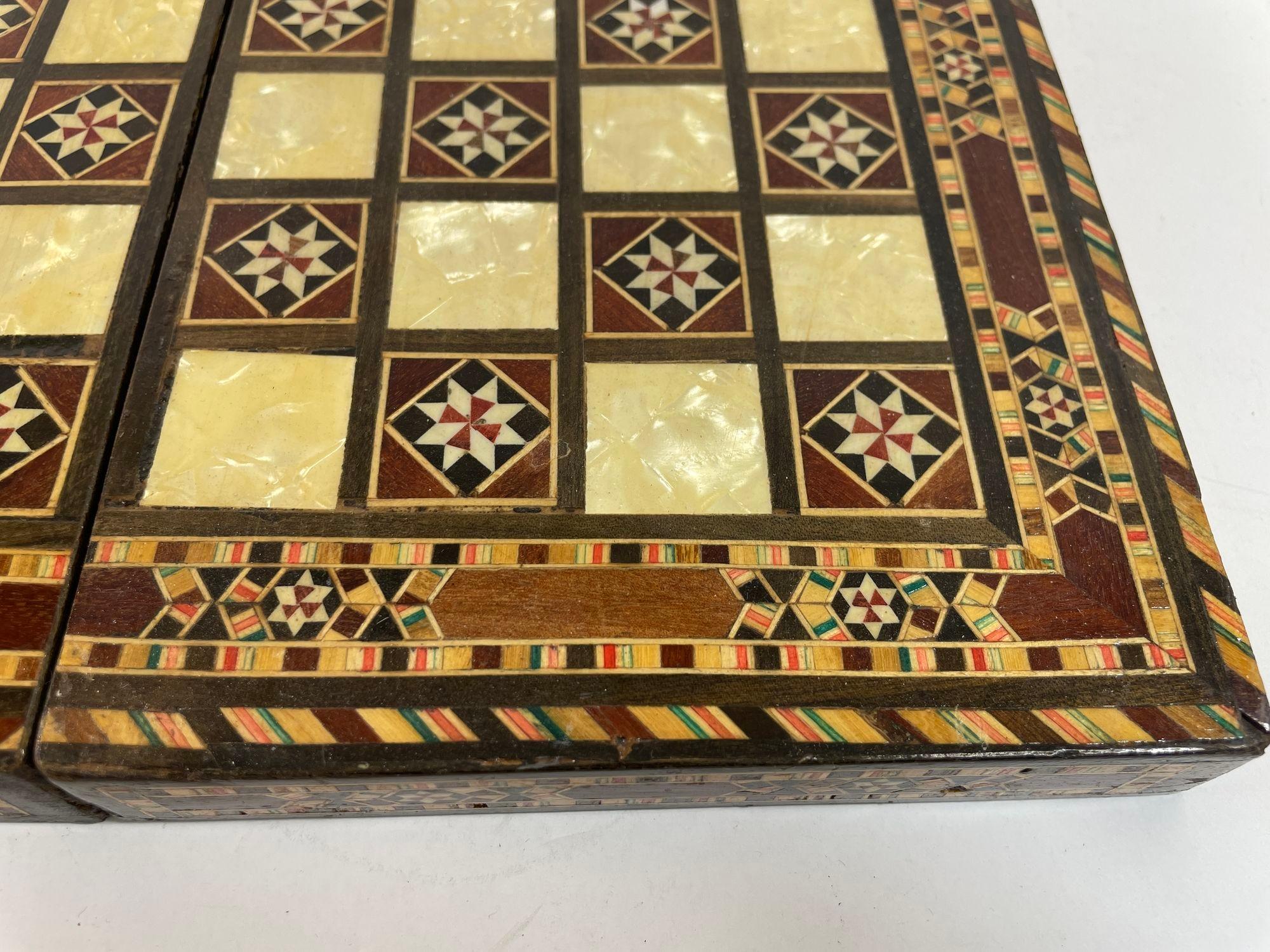 Boîte de marqueterie en bois incrusté de mosaïque du Moyen-Orient pour les jeux d'échecs et backgammon en vente 5