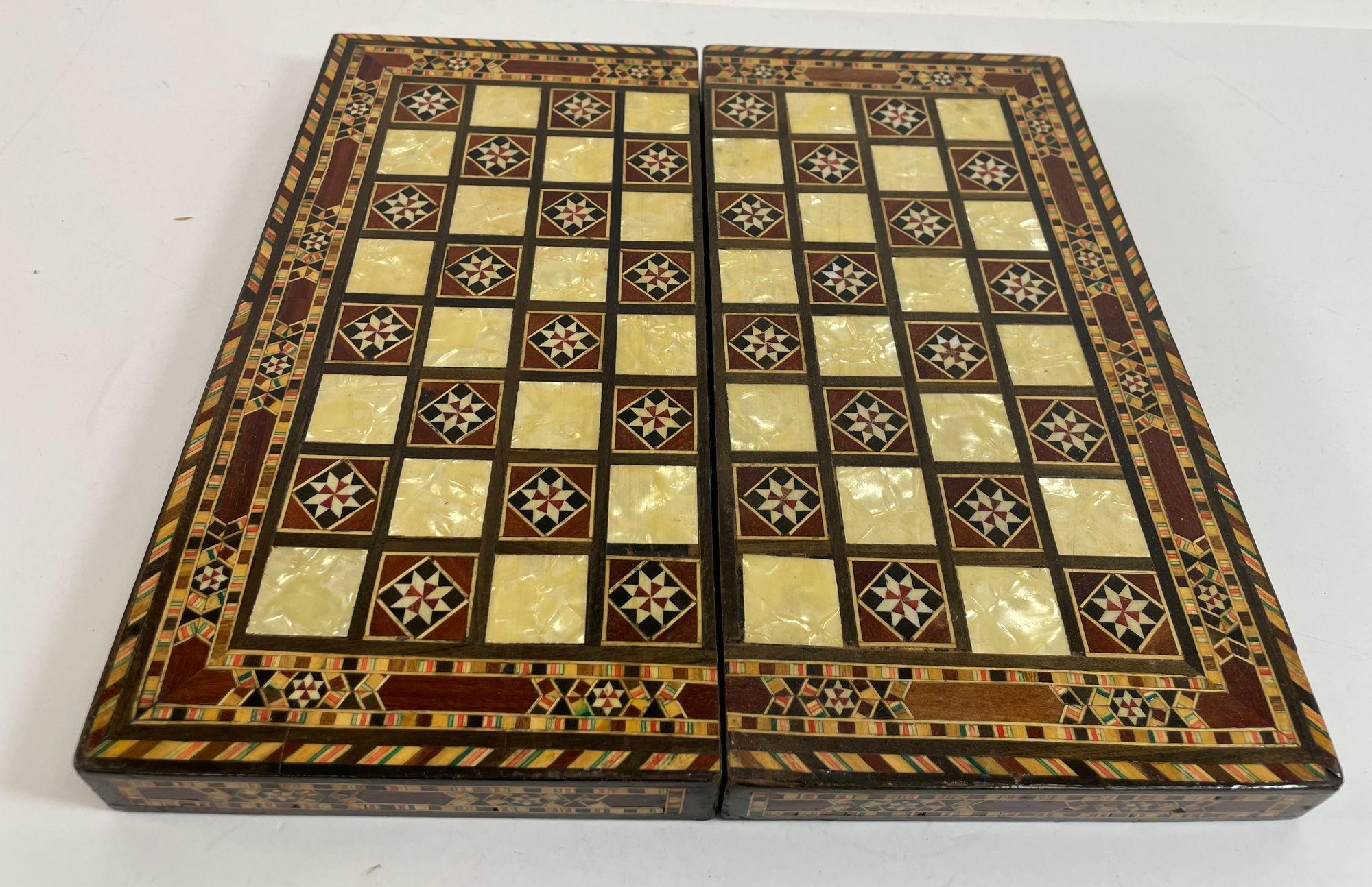 Boîte de marqueterie en bois incrusté de mosaïque du Moyen-Orient pour les jeux d'échecs et backgammon en vente 8