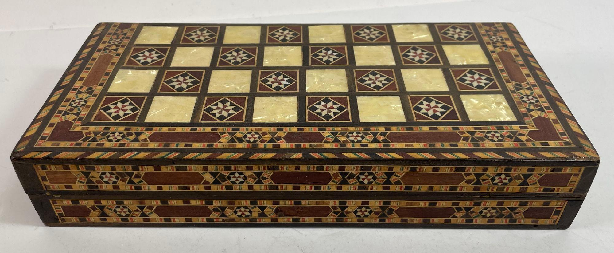 Coffret de marqueterie en bois incrusté de mosaïques du Moyen-Orient Jeu de Backgammon et d'échecs.
Boîte de marqueterie en bois incrusté de micro-mosaïques du Moyen-Orient.
Grande boîte de jeu de backgammon et d'échecs vintage de style mauresque