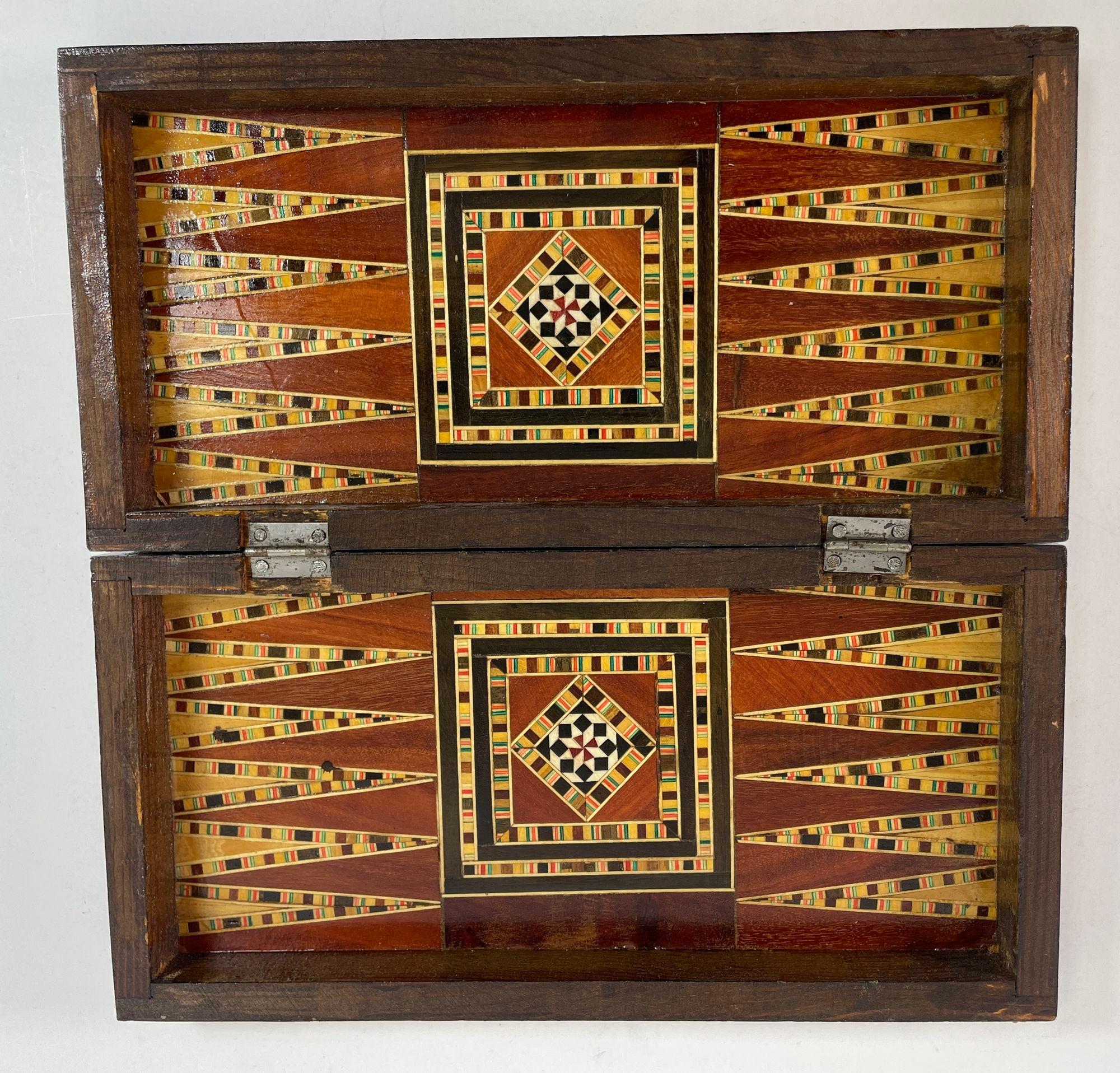 Intarsienschachtel aus Mosaikholz mit Intarsien für Schach- und Backgammon aus dem Nahen Osten (Islamisch) im Angebot