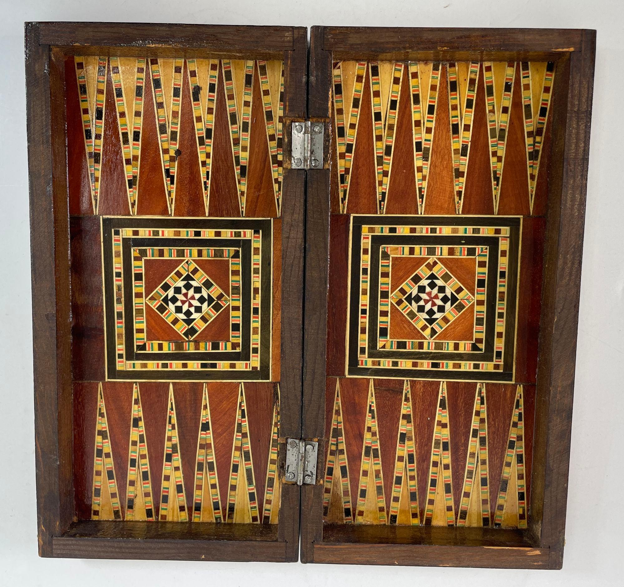 Marqueterie Boîte de marqueterie en bois incrusté de mosaïque du Moyen-Orient pour les jeux d'échecs et backgammon en vente