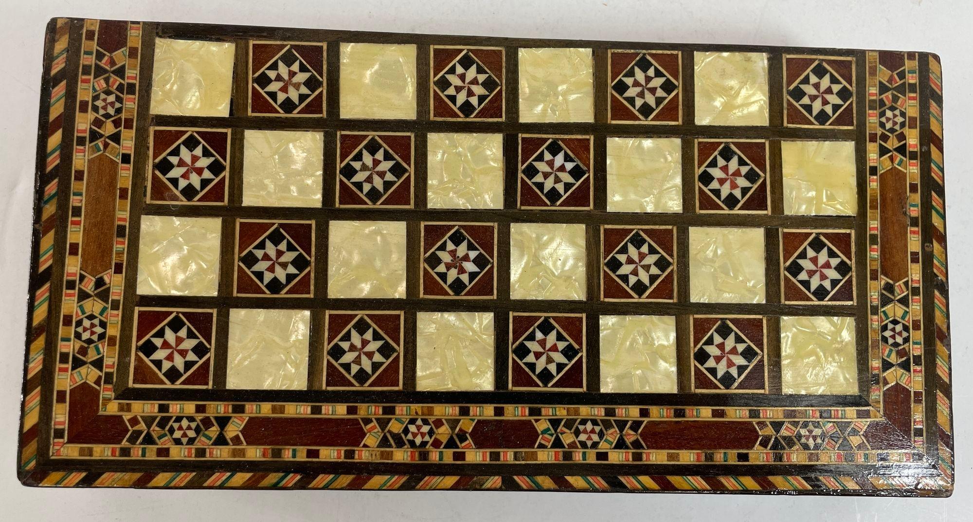 Boîte de marqueterie en bois incrusté de mosaïque du Moyen-Orient pour les jeux d'échecs et backgammon Bon état - En vente à North Hollywood, CA
