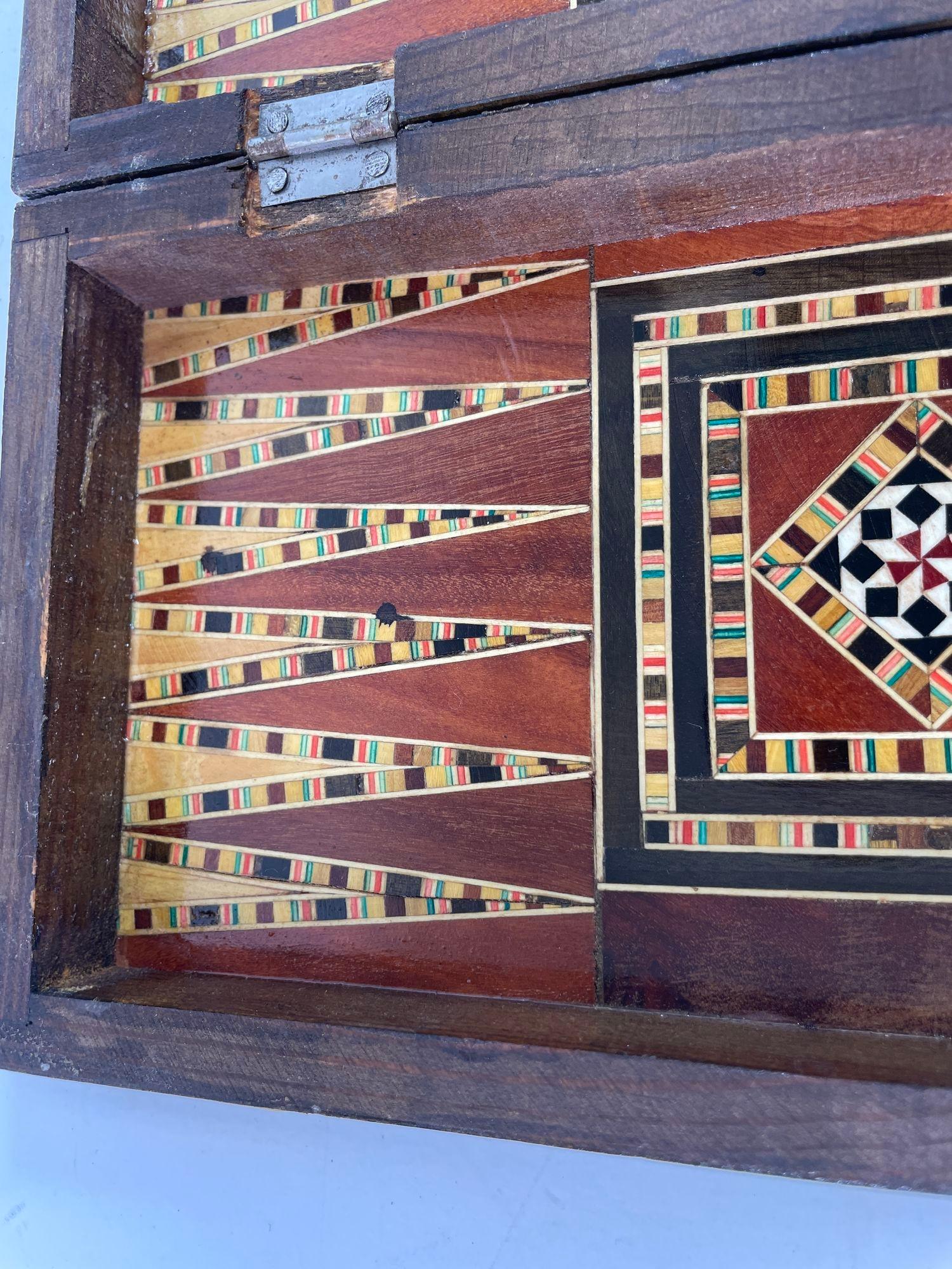 Fruitiers Boîte de marqueterie en bois incrusté de mosaïque du Moyen-Orient pour les jeux d'échecs et backgammon en vente