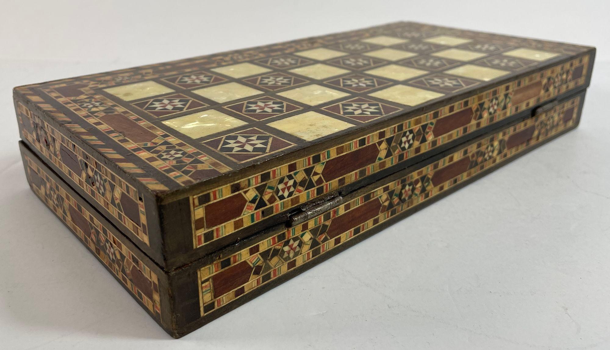 Boîte de marqueterie en bois incrusté de mosaïque du Moyen-Orient pour les jeux d'échecs et backgammon en vente 1