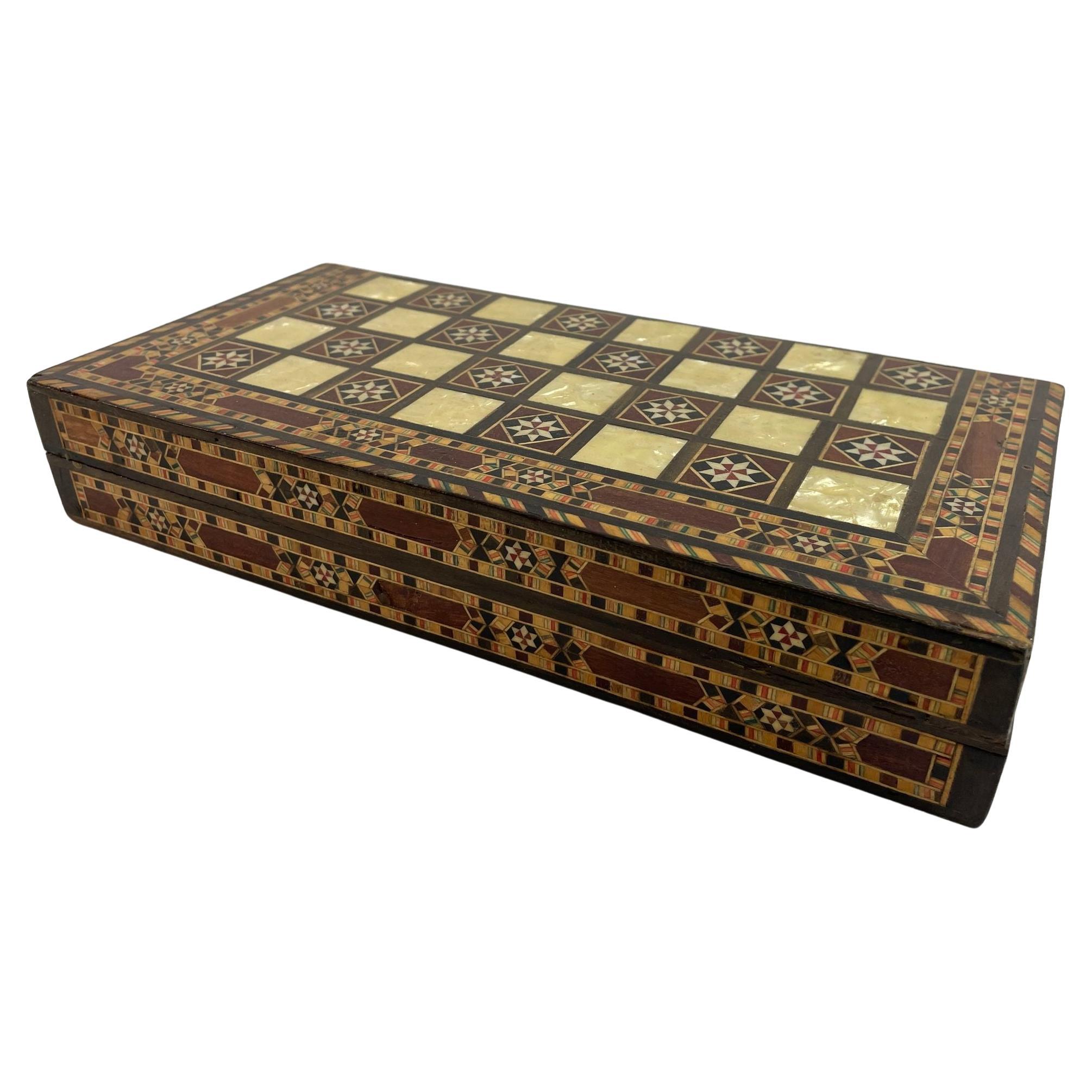 Boîte de marqueterie en bois incrusté de mosaïque du Moyen-Orient pour les jeux d'échecs et backgammon en vente