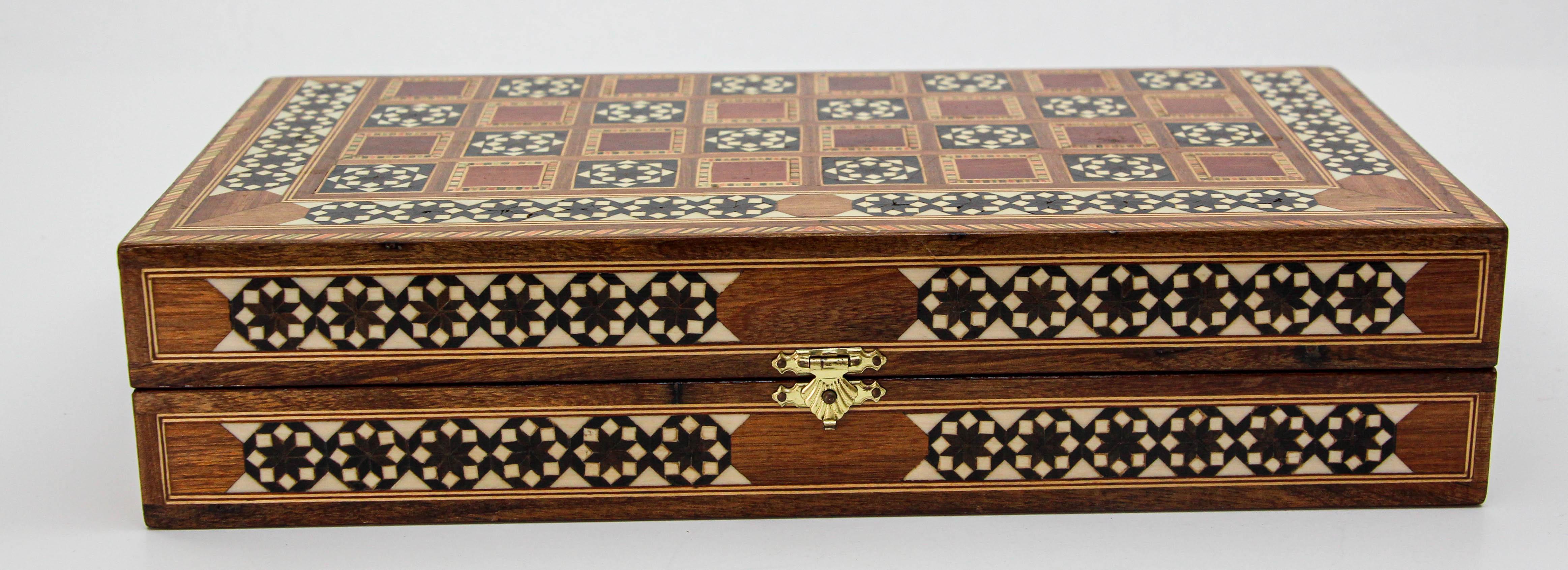 Boîte de backgammon en mosaïque de bois incrustée de marqueterie du Moyen-Orient 3