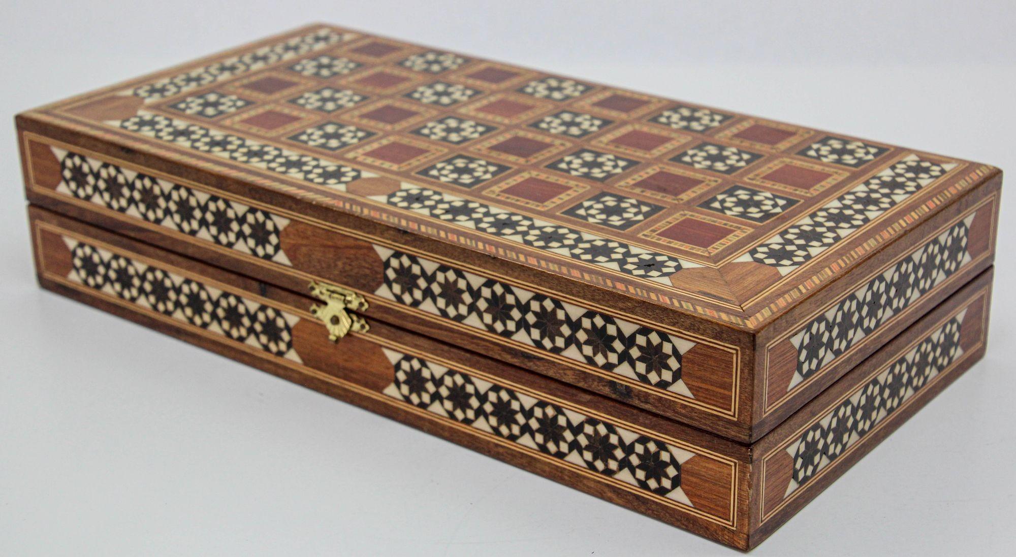 Boîte de backgammon en mosaïque de bois incrustée de marqueterie du Moyen-Orient 4