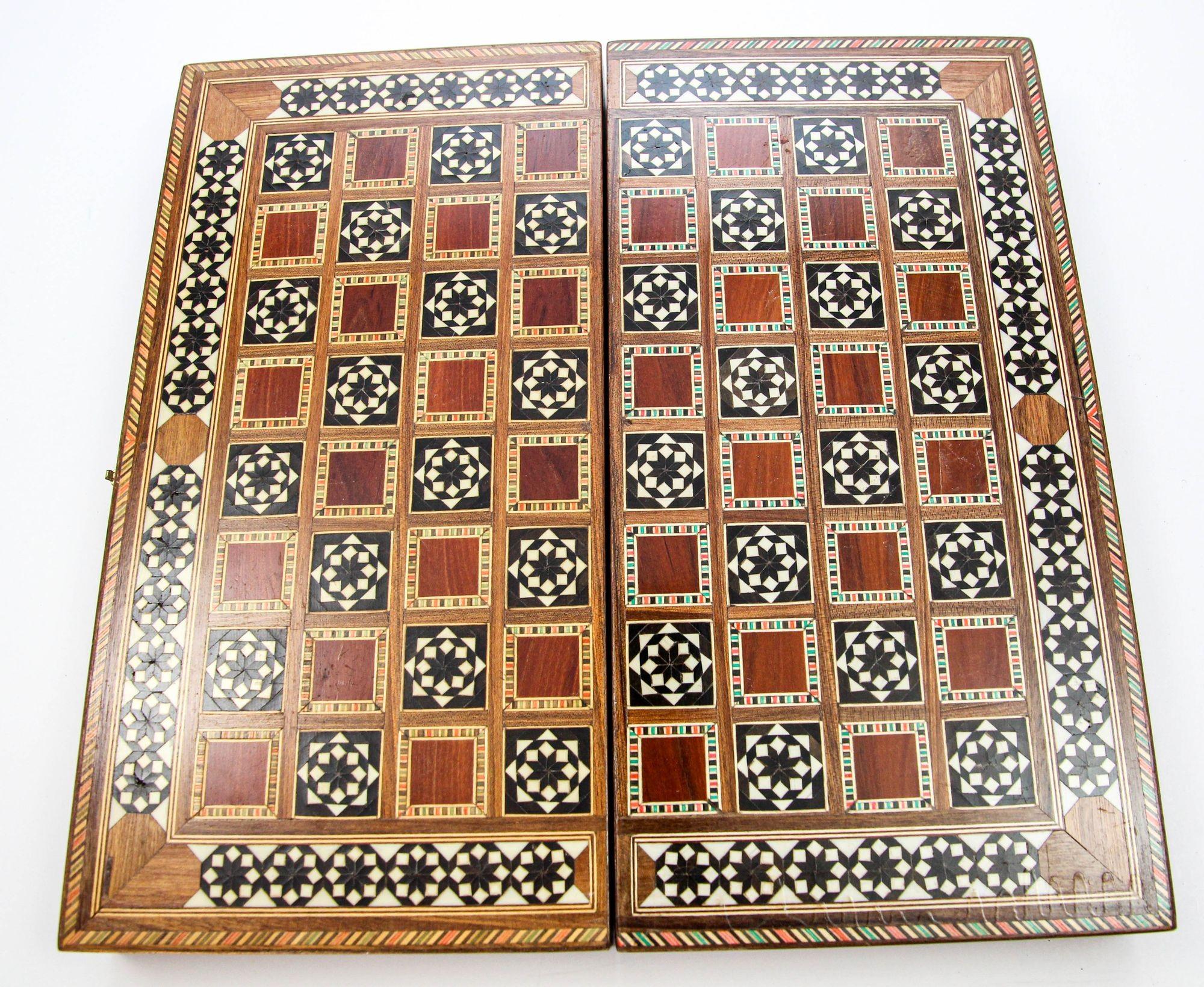 Boîte de backgammon en mosaïque de bois incrustée de marqueterie du Moyen-Orient 5
