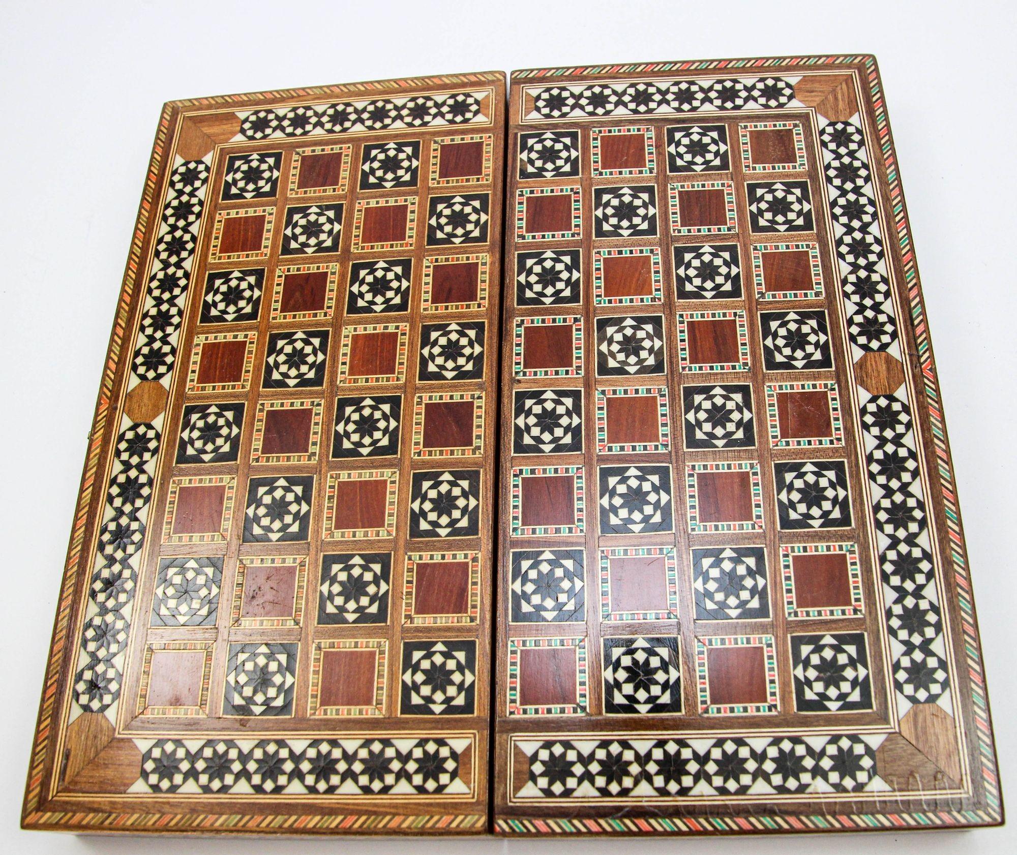 Boîte de backgammon en mosaïque de bois incrustée de marqueterie du Moyen-Orient 6