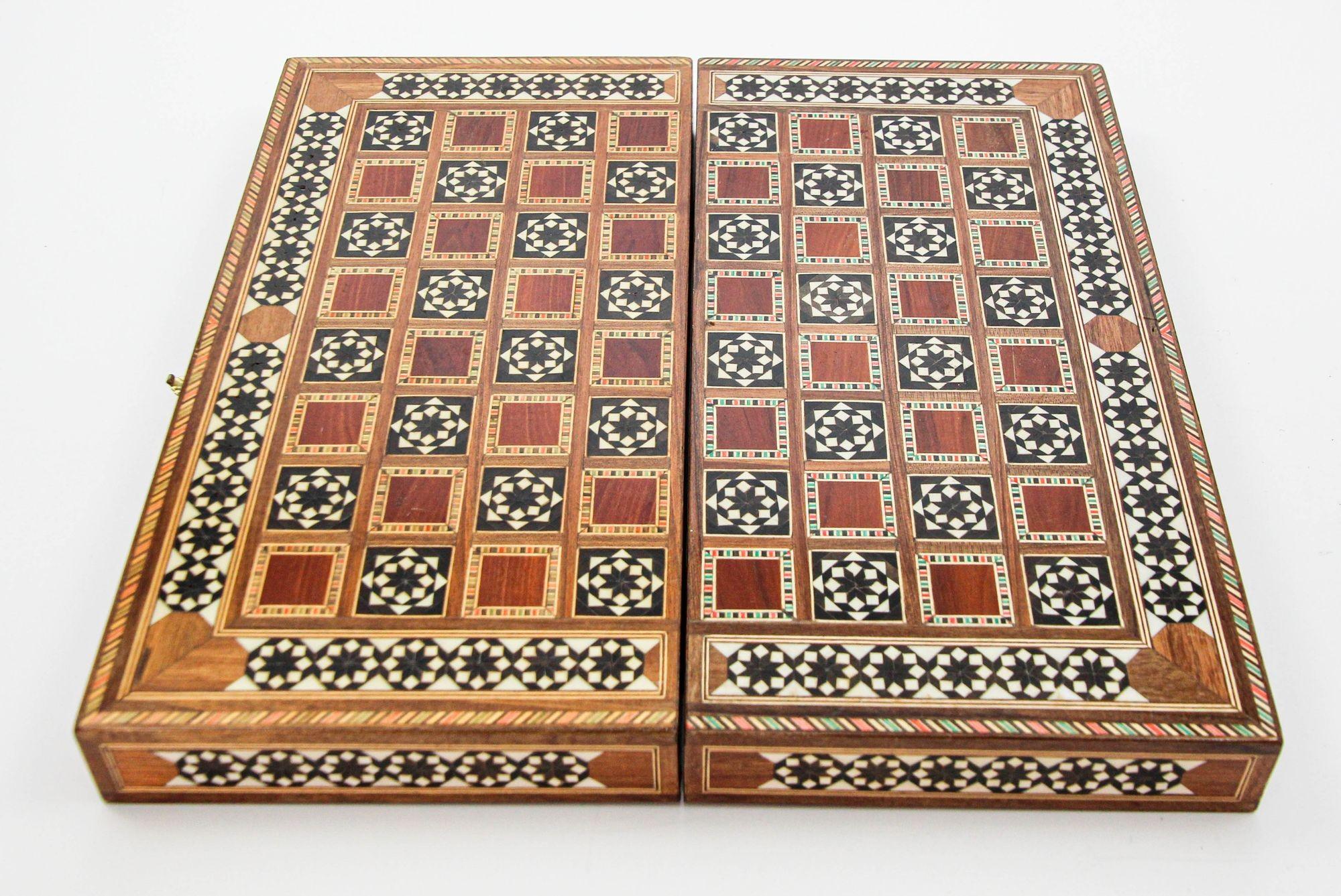 Boîte de backgammon en mosaïque de bois incrustée de marqueterie du Moyen-Orient 7