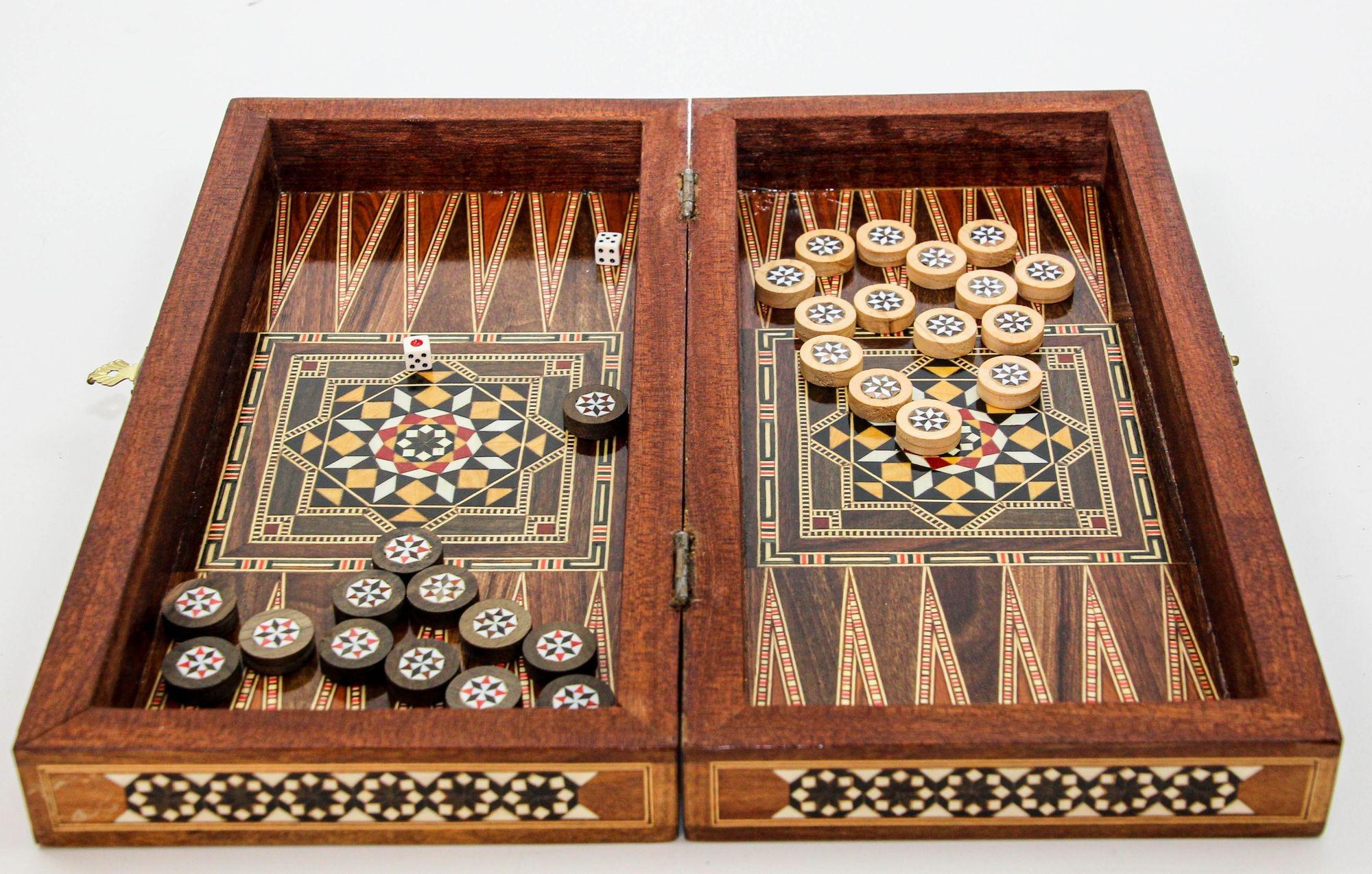 Boîte de backgammon en mosaïque de bois incrustée de marqueterie du Moyen-Orient 8
