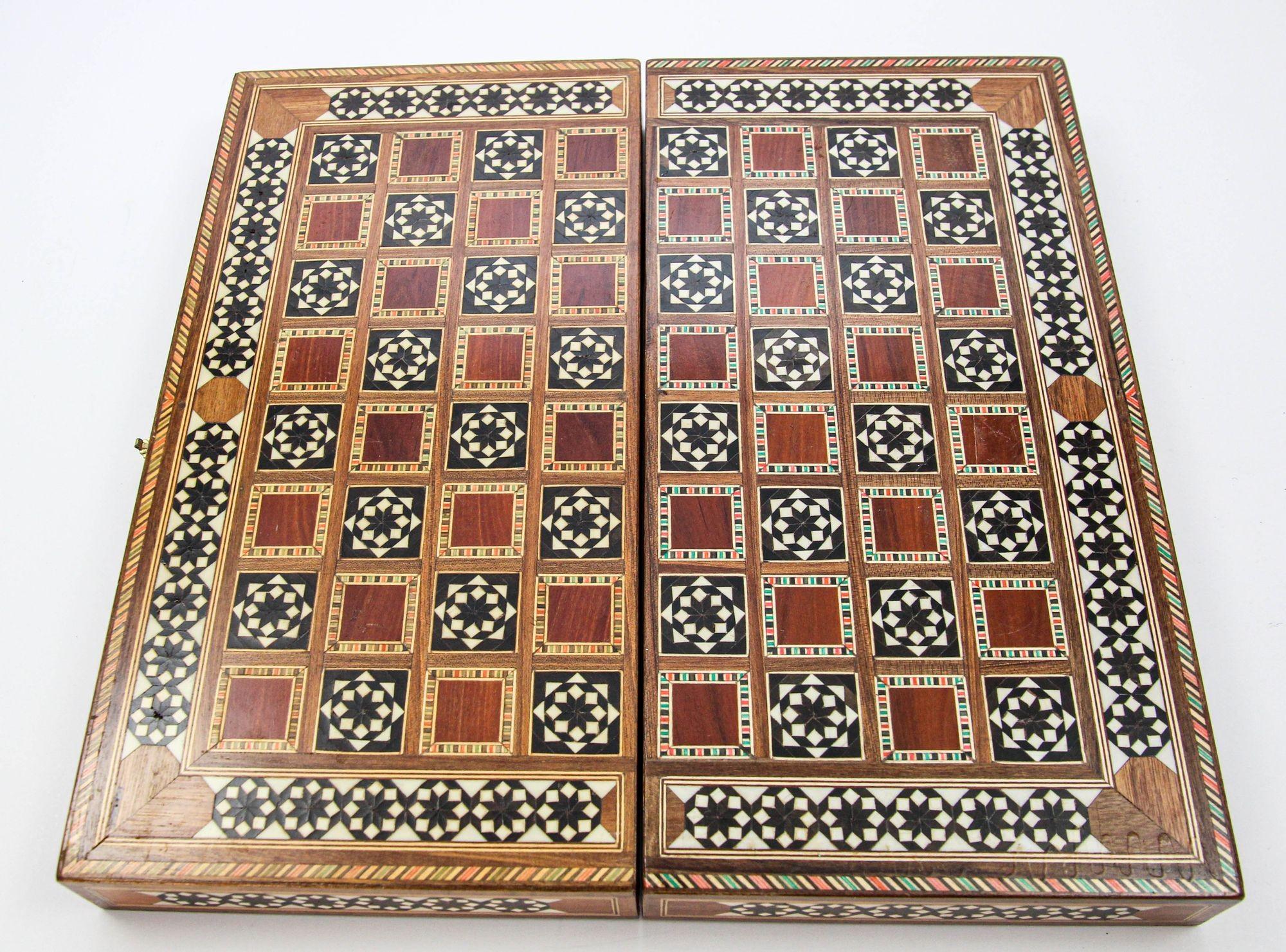 Islamique Boîte de backgammon en mosaïque de bois incrustée de marqueterie du Moyen-Orient
