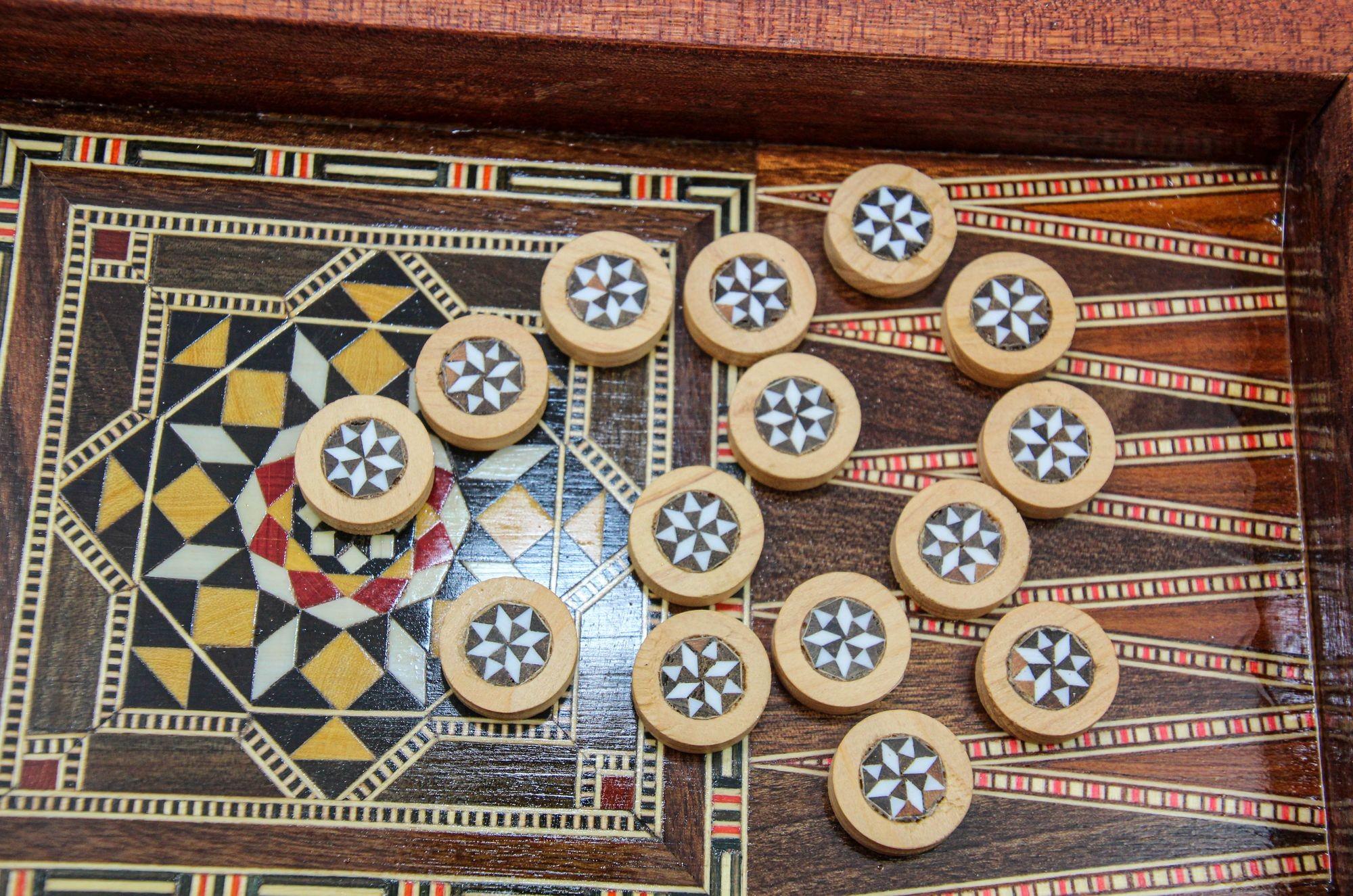 Libanais Boîte de backgammon en mosaïque de bois incrustée de marqueterie du Moyen-Orient