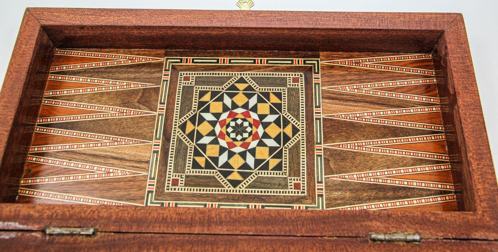 20ième siècle Boîte de backgammon en mosaïque de bois incrustée de marqueterie du Moyen-Orient