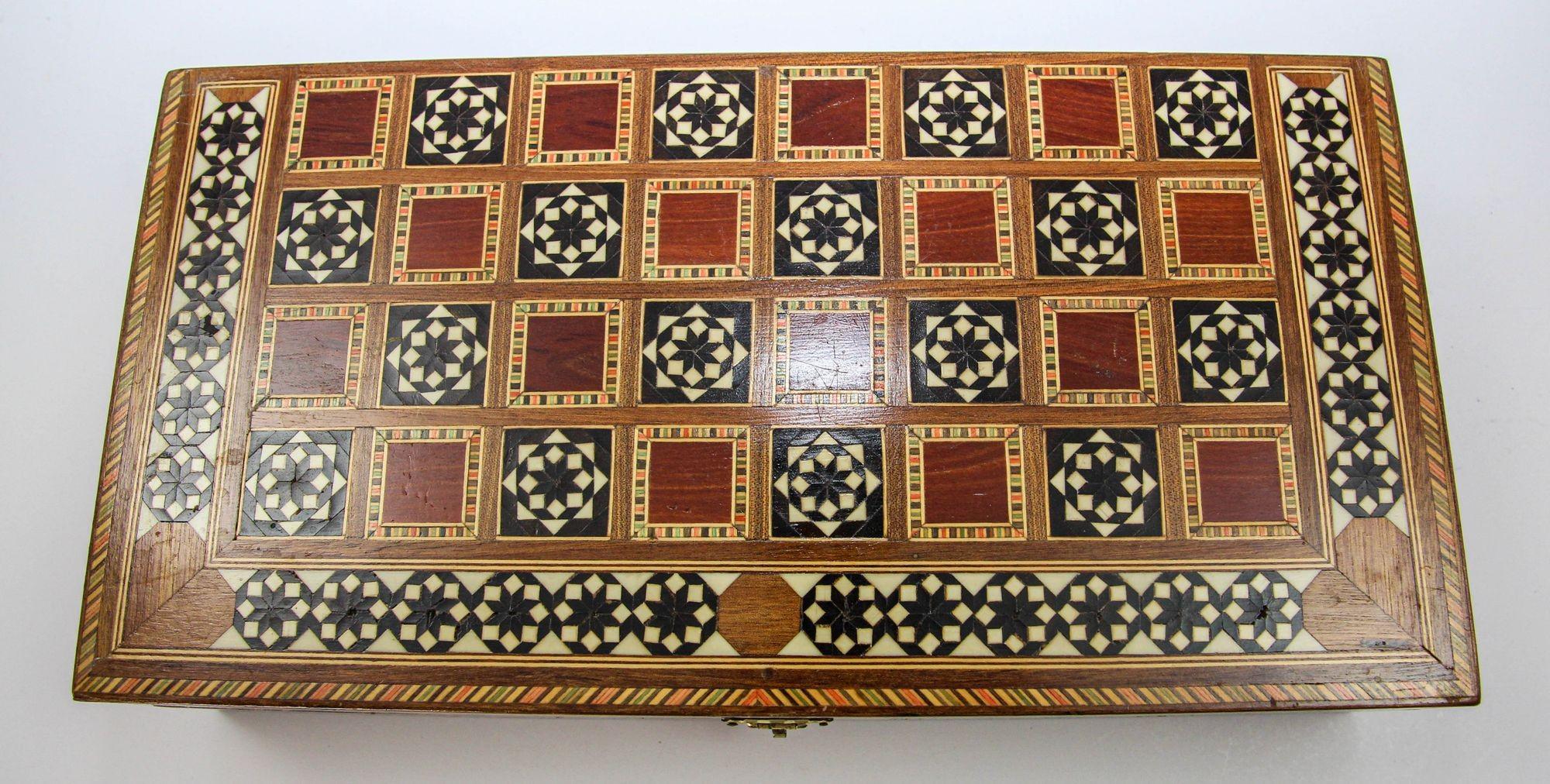 Boîte de backgammon en mosaïque de bois incrustée de marqueterie du Moyen-Orient 1